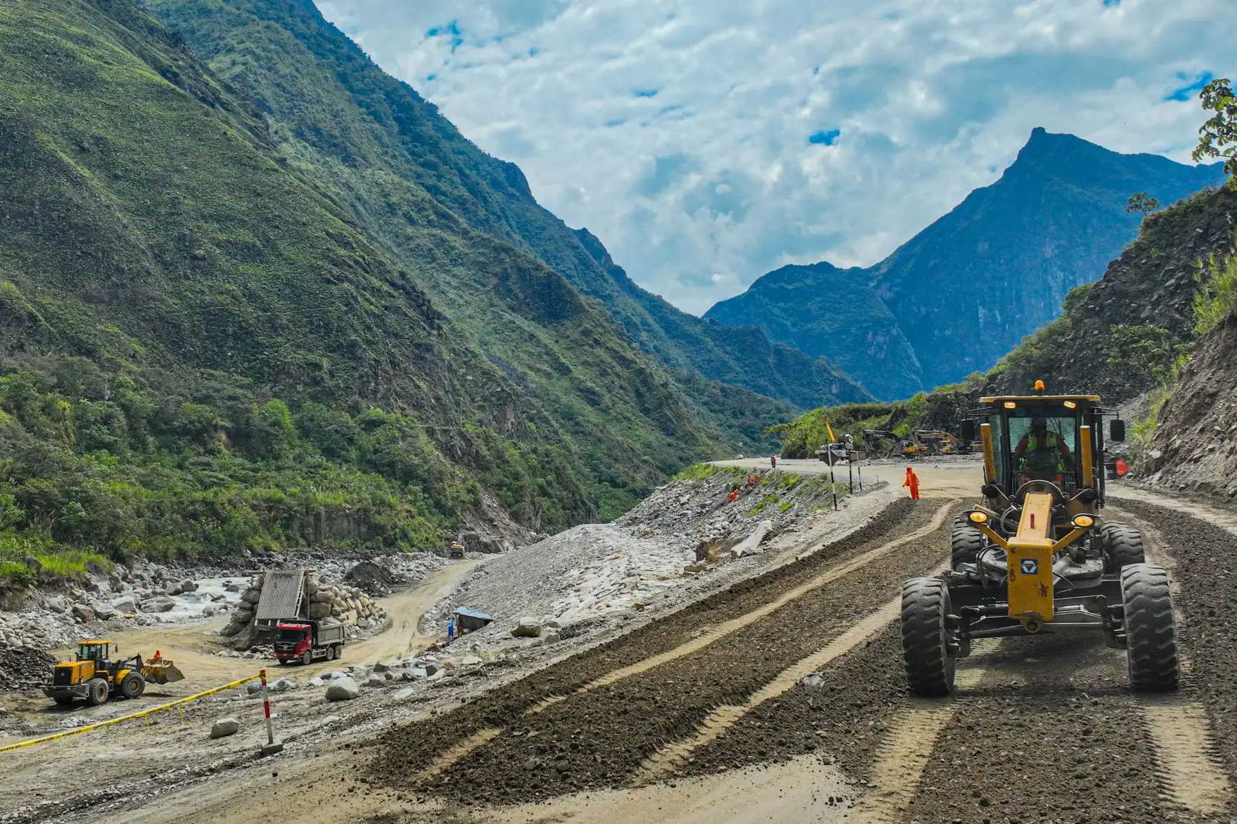 Supervisan el avance de obra del túnel que unirá los distritos de Santa Teresa y Santa María, en la provincia de La Convención, que se convertirá en una nueva ruta hacia Machu Picchu.
Foto: MTC