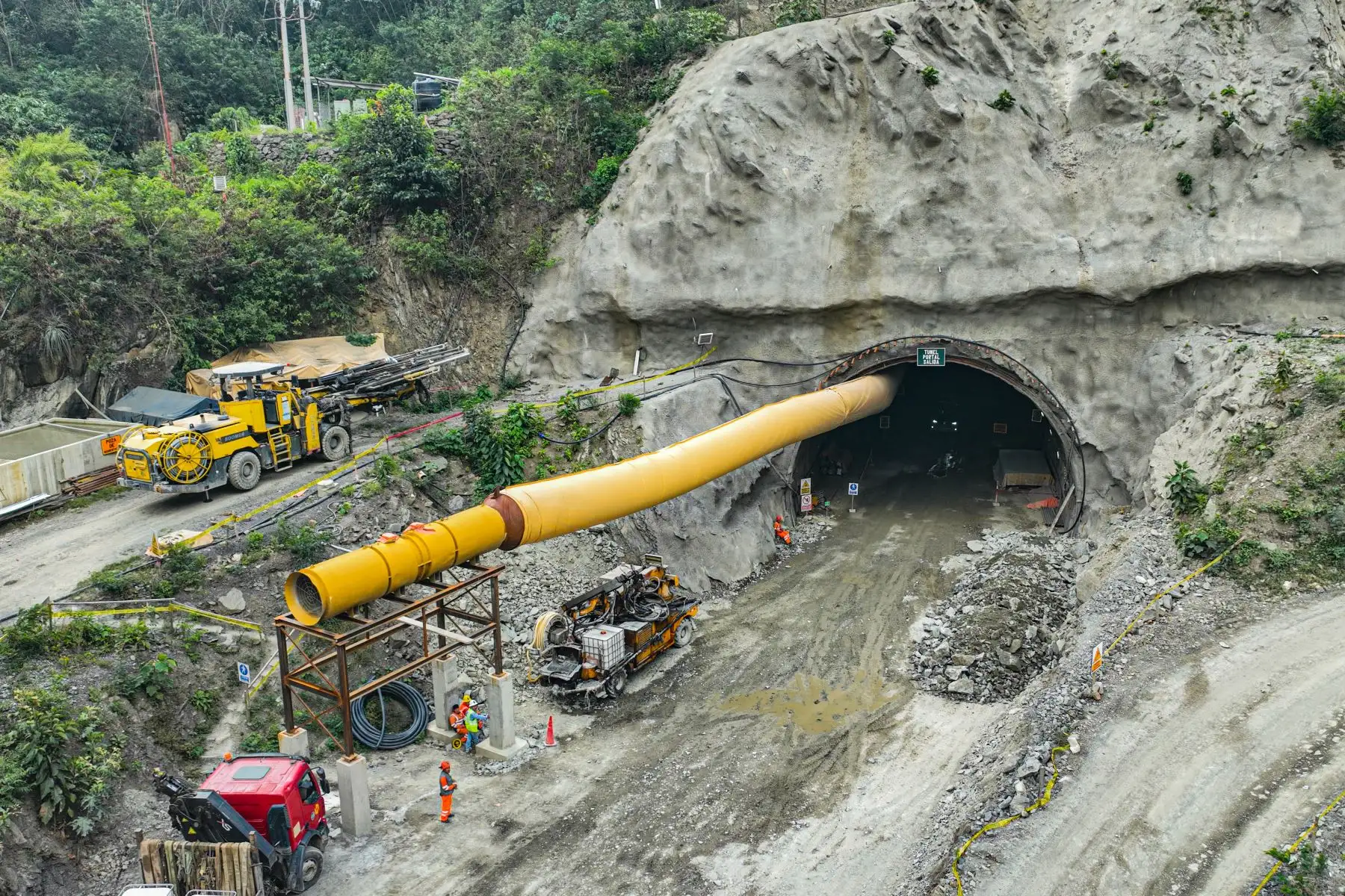 Supervisan el avance de obra del túnel que unirá los distritos de Santa Teresa y Santa María, en la provincia de La Convención, que se convertirá en una nueva ruta hacia Machu Picchu.
Foto: MTC