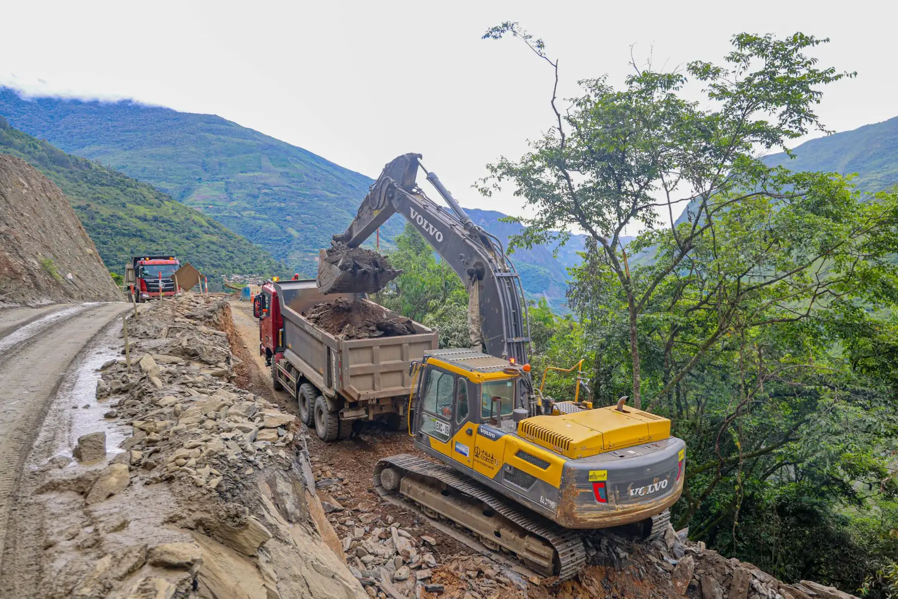 Supervisan el avance de obra del túnel que unirá los distritos de Santa Teresa y Santa María, en la provincia de La Convención, que se convertirá en una nueva ruta hacia Machu Picchu.
Foto: MTC