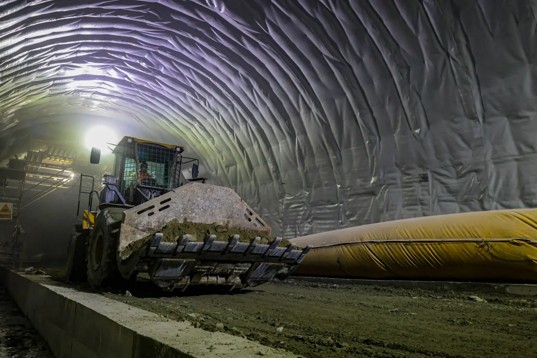 Supervisan el avance de obra del túnel que unirá los distritos de Santa Teresa y Santa María, en la provincia de La Convención, que se convertirá en una nueva ruta hacia Machu Picchu.
Foto: MTC