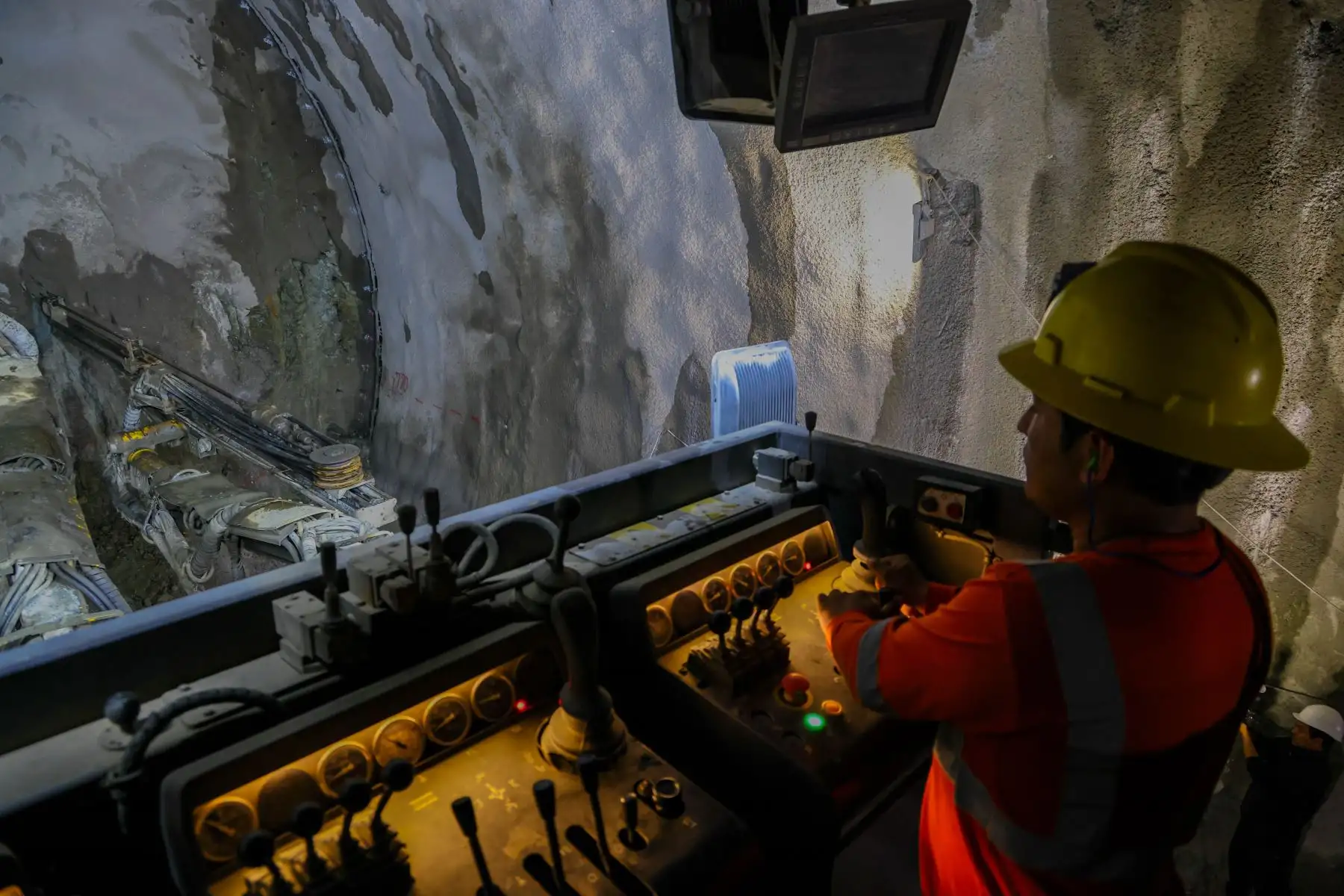 Supervisan el avance de obra del túnel que unirá los distritos de Santa Teresa y Santa María, en la provincia de La Convención, que se convertirá en una nueva ruta hacia Machu Picchu.
Foto: MTC
