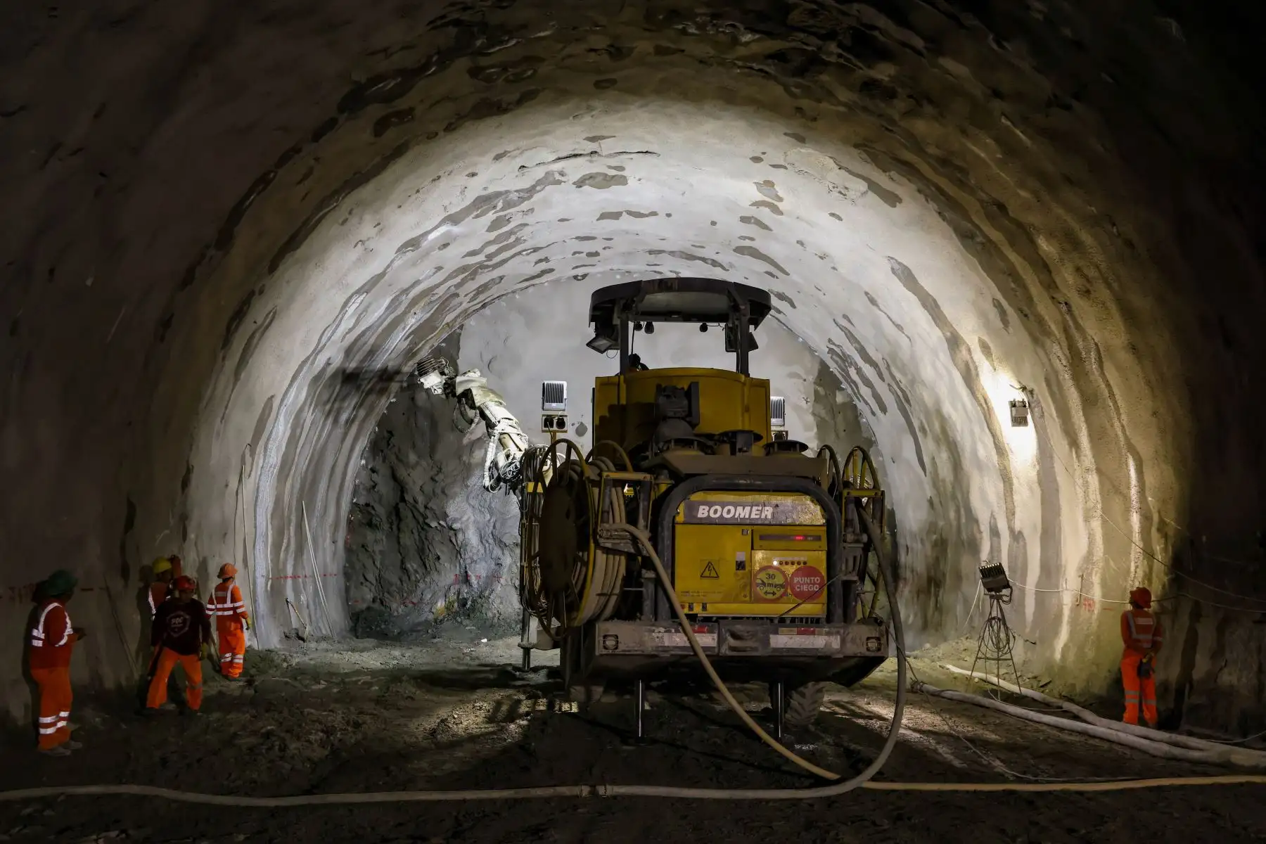 Supervisan el avance de obra del túnel que unirá los distritos de Santa Teresa y Santa María, en la provincia de La Convención, que se convertirá en una nueva ruta hacia Machu Picchu.
Foto: MTC