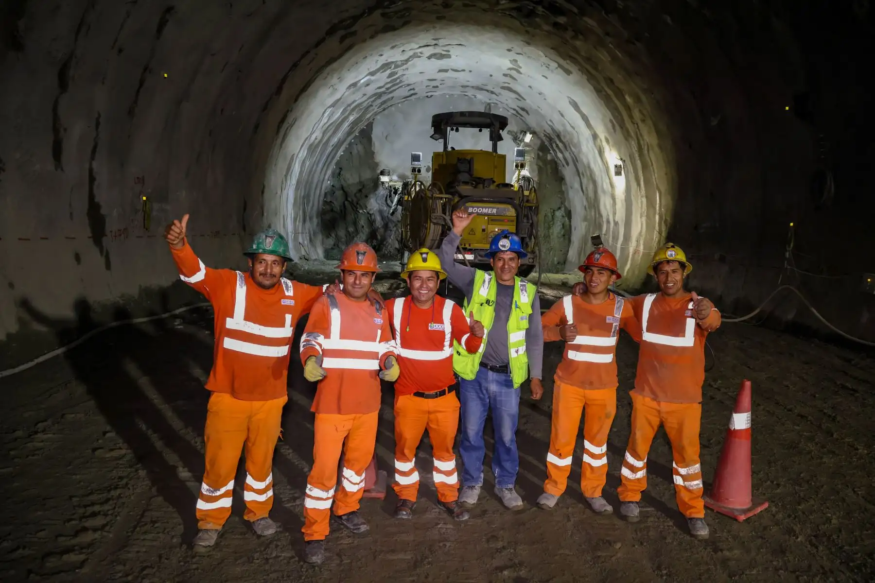 Supervisan el avance de obra del túnel que unirá los distritos de Santa Teresa y Santa María, en la provincia de La Convención, que se convertirá en una nueva ruta hacia Machu Picchu.
Foto: MTC