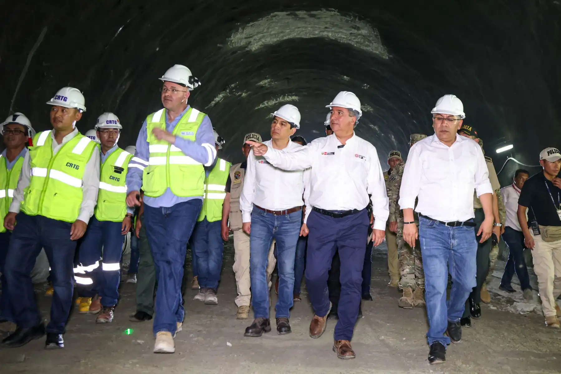 Supervisan el avance de obra del túnel que unirá los distritos de Santa Teresa y Santa María, en la provincia de La Convención, que se convertirá en una nueva ruta hacia Machu Picchu.
Foto: MTC