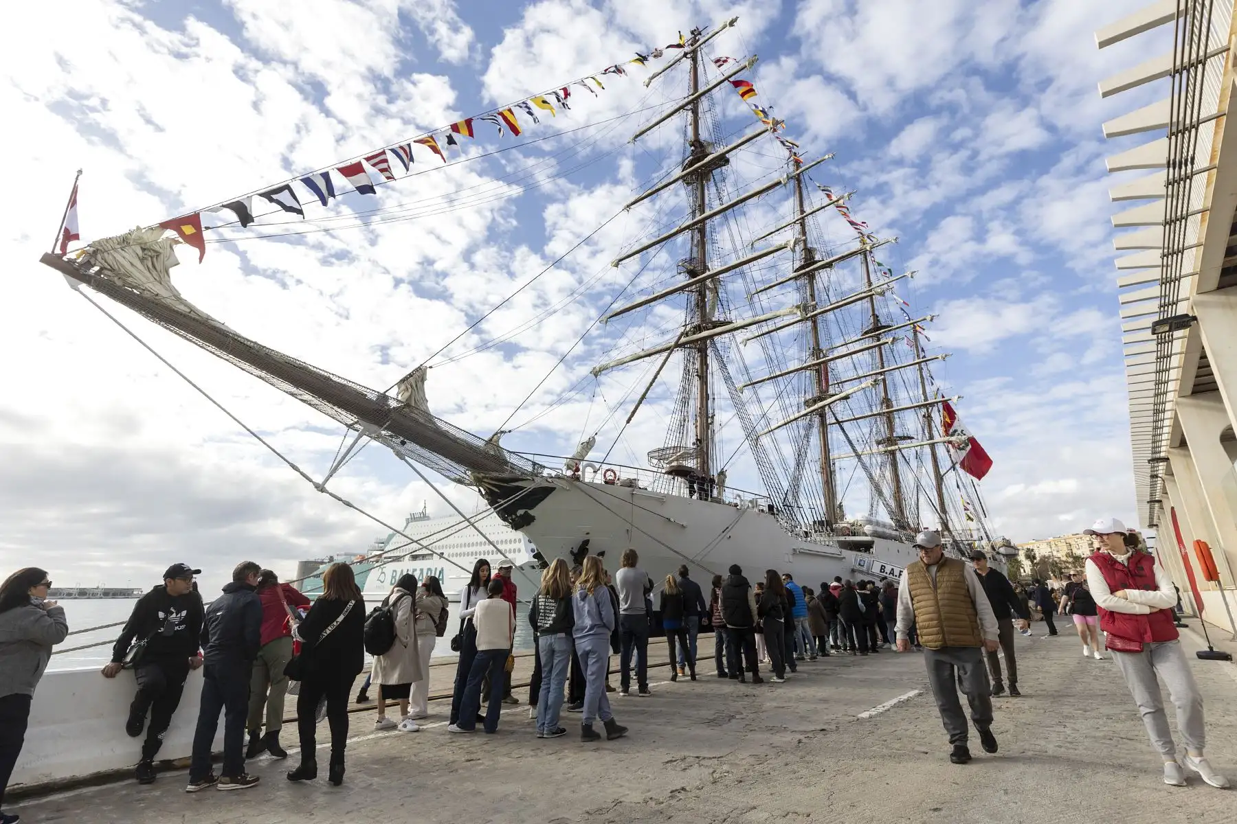 El buque escuela de la Marina de Guerra de Perú 