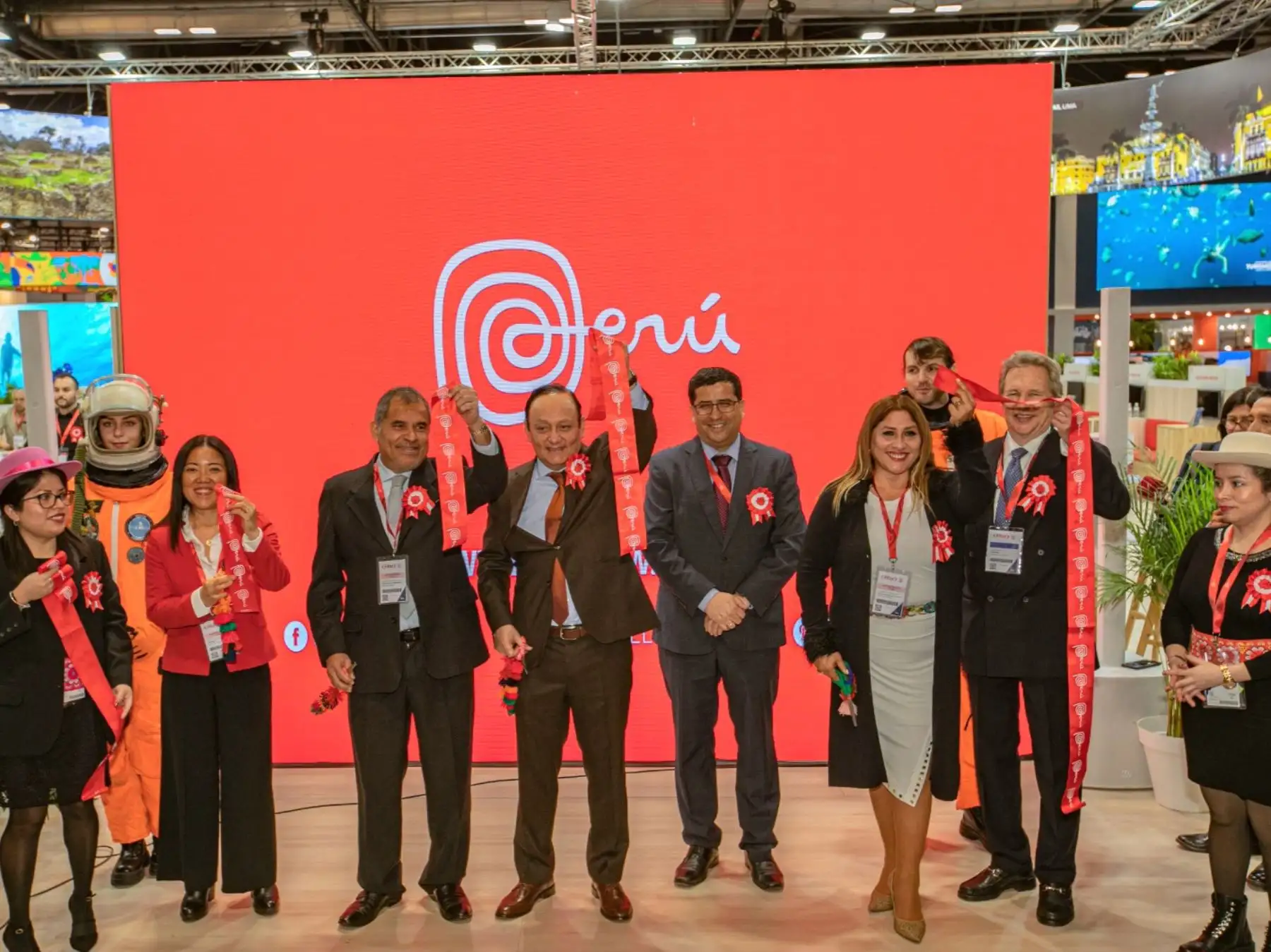El ministro de Comercio Exterior y Turismo, Juan Carlos Mathews, y la presidenta ejecutiva de Promperú, Angélica Matsuda, presentan la nueva campaña internacional de promoción turística de nuestro país "Perú Wow", cuyo objetivo es fortalecer su imagen como un destino único y diverso. Foto: PROMPERÚ