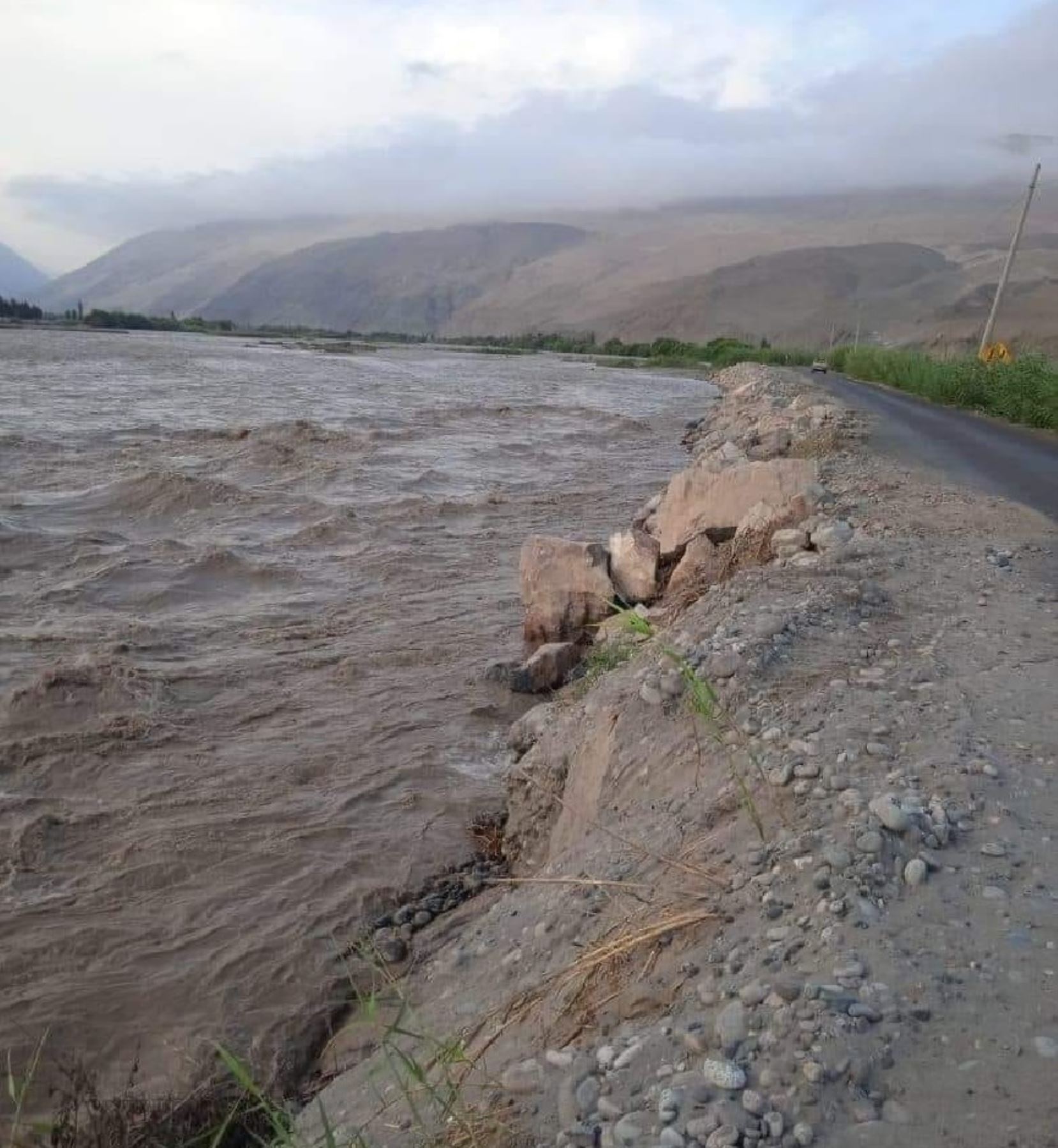 En caso de presentarse alguna emergencia por inundación, es preferible alejarse de los cables de energía eléctrica o torres de alta tensiónANDINA/Difusión