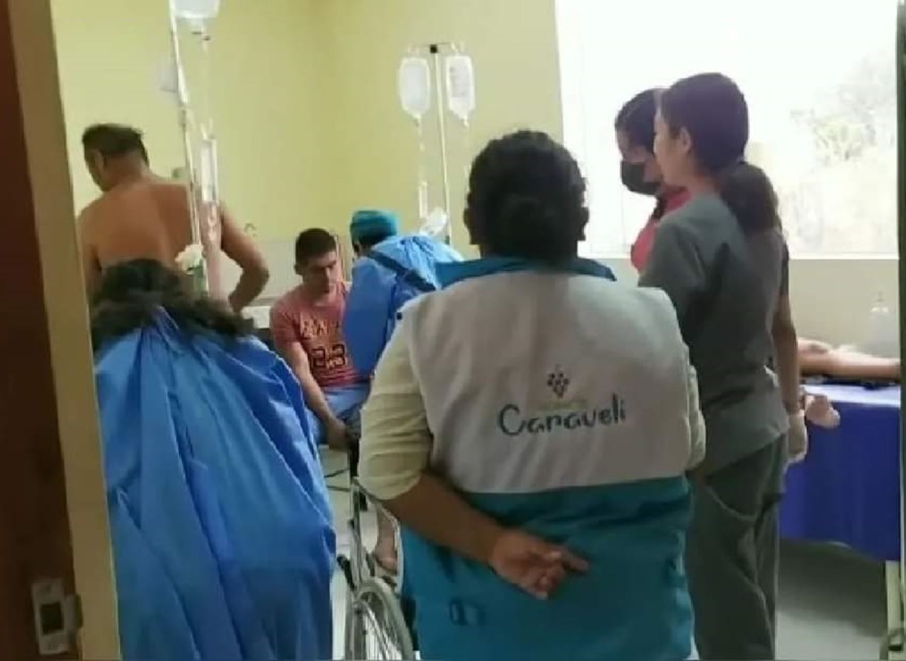 Un total de 16 trabajadores de la minera Callpa Renace, que resultaron heridos tras la explosión de un balón de gas, reciben atención médica en el centro de salud de Caravelí, en Arequipa. ANDINA/Difusión