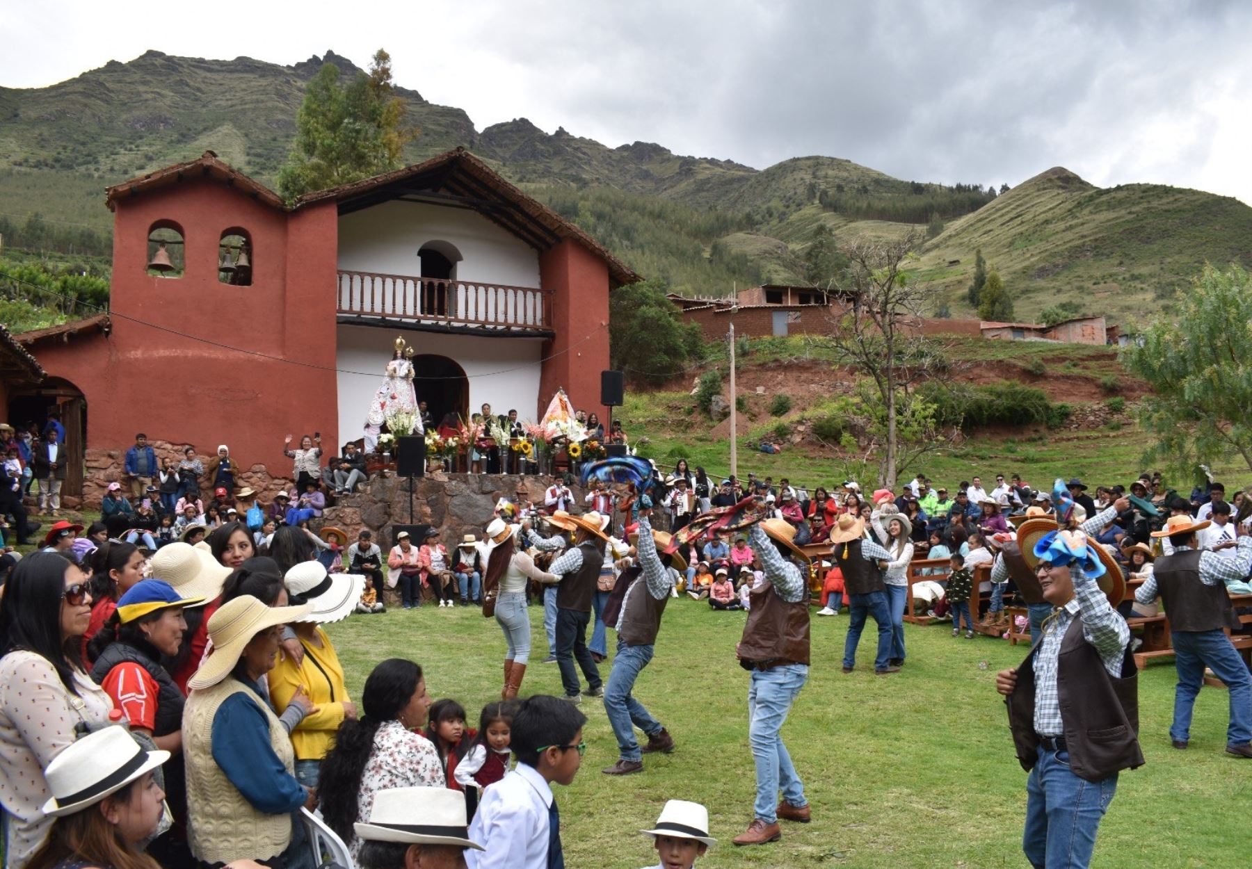 En un ambiente festivo, autoridades y devotos celebraron los 10 años de la declaratoria como Patrimonio Cultural de la Nación a la Festividad de la Virgen del Rosario de Huallhua en la provincia de Calca, región Cusco. ANDINA/Difusión