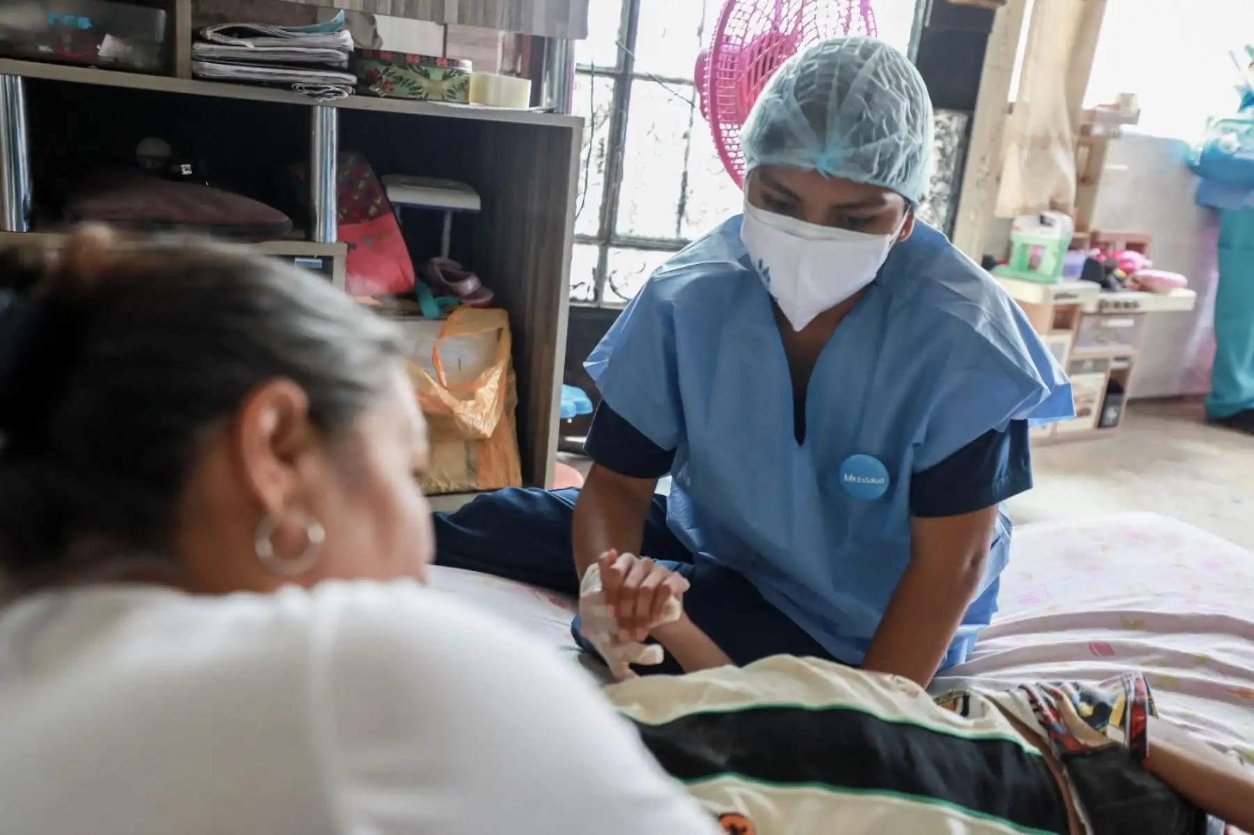 30 profesionales de la salud especializados en manejo pediátrico, están al servicio de pacientes con enfermedades crónicas, necesidad de cuidados paliativos y atención de urgencias, a través de visitas domiciliarias y teleconsultas. Foto: ANDINA/ EsSalud