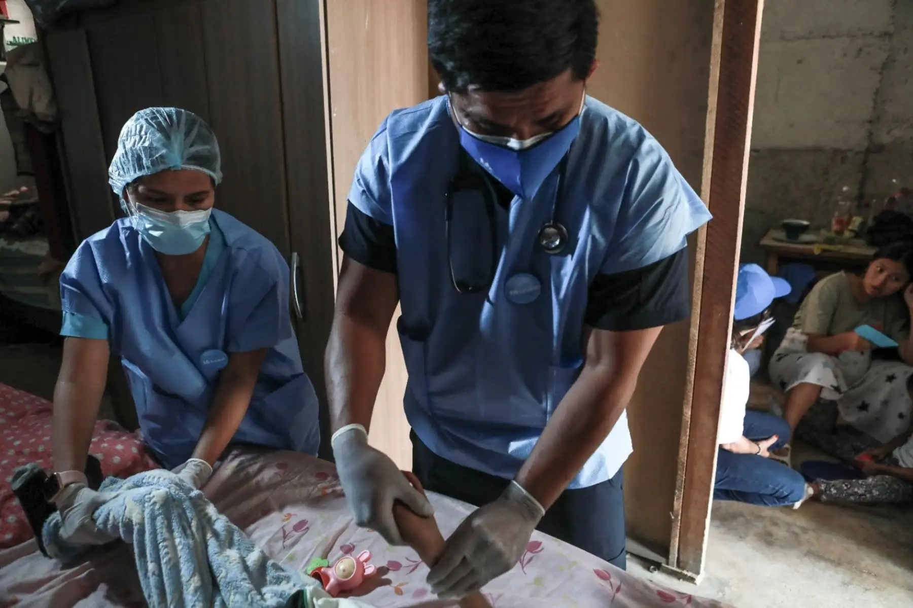 Pacientes afiliados, menores de 18 años, en condición crónica, con discapacidad severa o que amerita cuidados paliativos. Reciben visitas programadas, atenciones de urgencia, exámenes de laboratorio, ayuda diagnóstica, interconsulta con especialidades y referencias si lo requiere.  Foto: ANDINA/ EsSalud