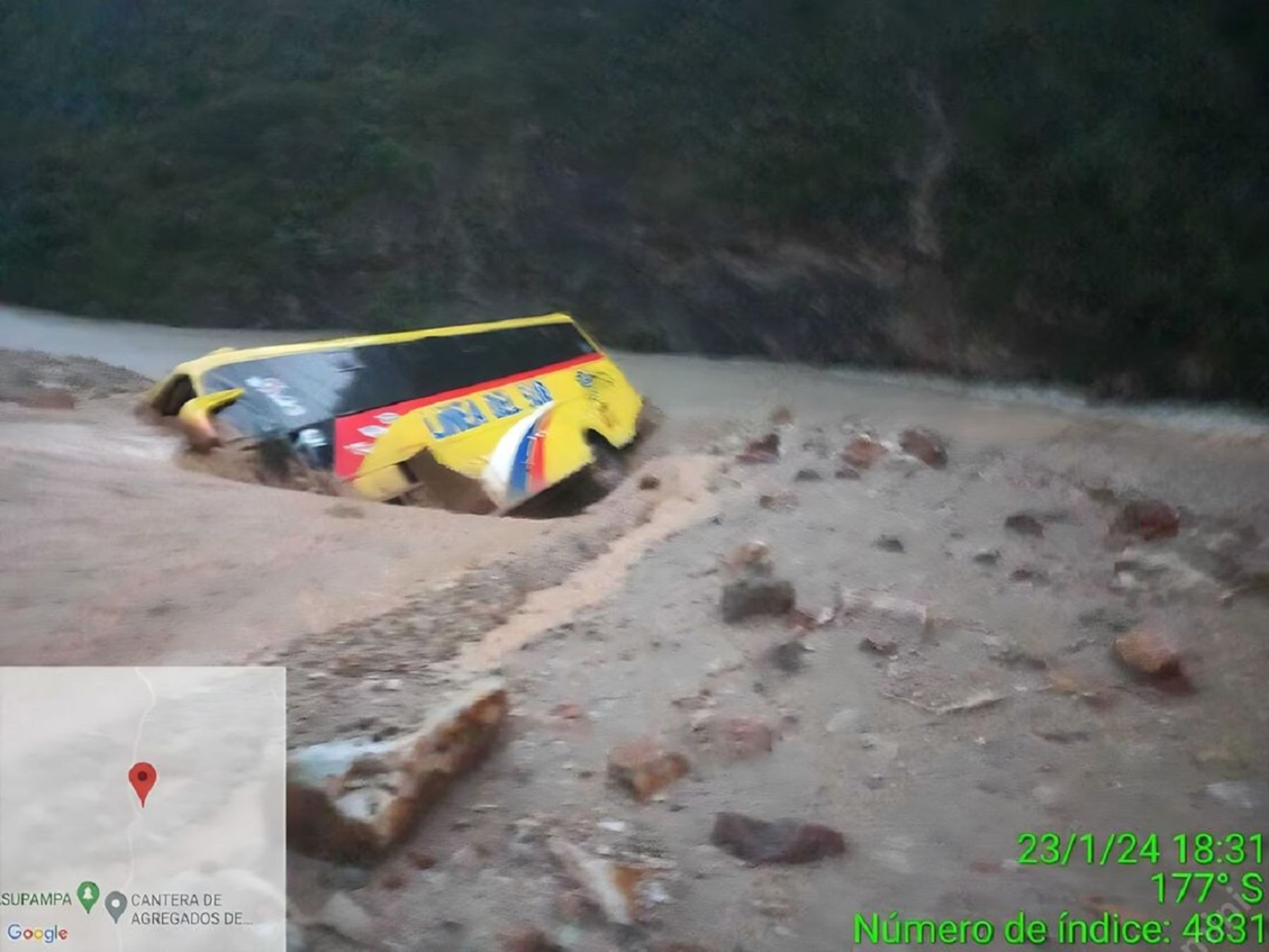 Un huaico arrastró ayer un bus interprovincial y los pasajeros salvaron de morir. El hecho ocurrió en la provincia de Aymaraes, región Apurímac. Foto: Radio Tropical Limatambo/Facebook