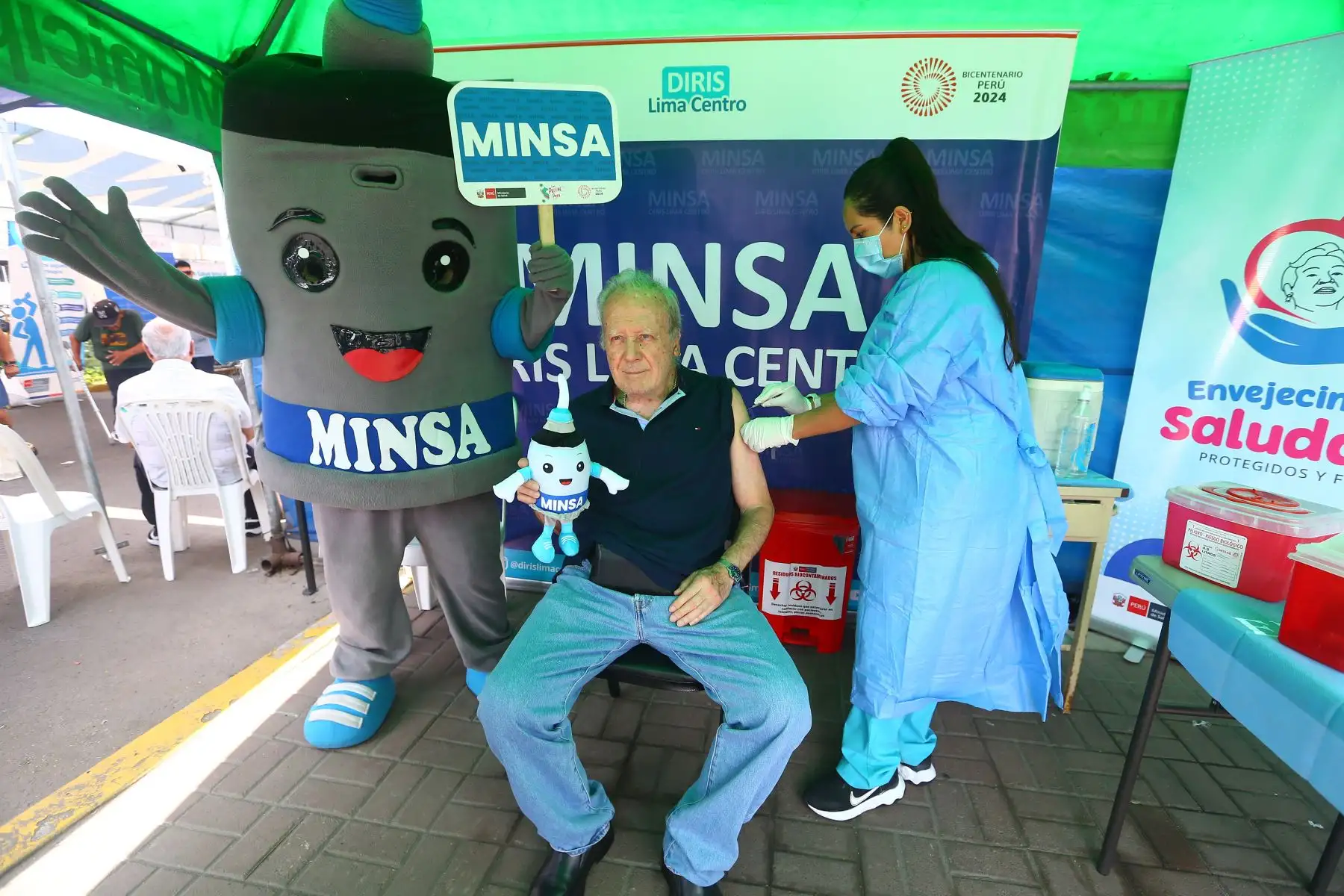 Personal de salud de la Diris Lima Centro, realiza campaña de vacunación con la dosis monovalente adaptada contra la covid-19 en el Centro de Salud Villa Porvenir de Surquillo.
Asimismo, brinda servicios de control de hipertensión arterial, salud bucal y ocular, así como orientación de nutrición a las personas adultas mayores que asisten a los talleres de verano.
Foto: ANDINA/ Eddy Ramos