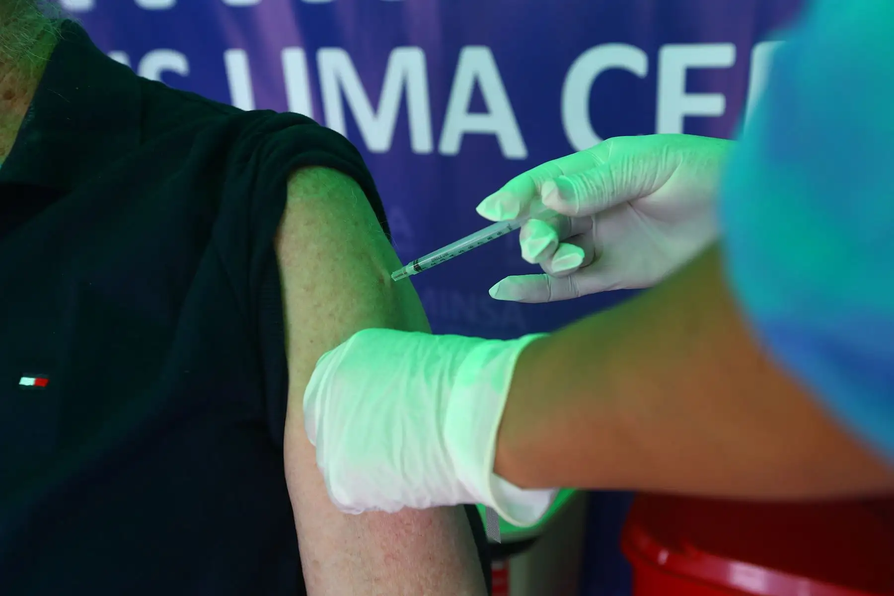 Personal de salud de la Diris Lima Centro, realiza campaña de vacunación con la dosis monovalente adaptada contra la covid-19 en el Centro de Salud Villa Porvenir de Surquillo.
Asimismo, brinda servicios de control de hipertensión arterial, salud bucal y ocular, así como orientación de nutrición a las personas adultas mayores que asisten a los talleres de verano.
Foto: ANDINA/ Eddy Ramos