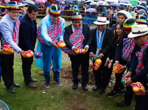 Con un acto protocolar, las autoridades de Junín colocaron la primera piedra de la futura plaza monumental Juan Bolívar Crespo en el distrito de Yauyos, en honor a la Tunantada, la danza emblemática de Jauja. Foto: Pedro Tinoco