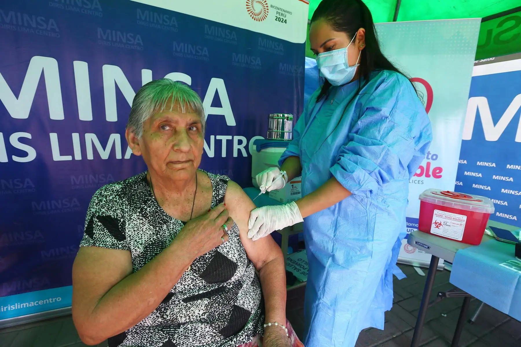 Personal de salud de la Diris Lima Centro, realiza campaña de vacunación con la dosis monovalente adaptada contra la covid-19 en el Centro de Salud Villa Porvenir de Surquillo.
Asimismo, brinda servicios de control de hipertensión arterial, salud bucal y ocular, así como orientación de nutrición a las personas adultas mayores que asisten a los talleres de verano.
Foto: ANDINA/ Eddy Ramos
