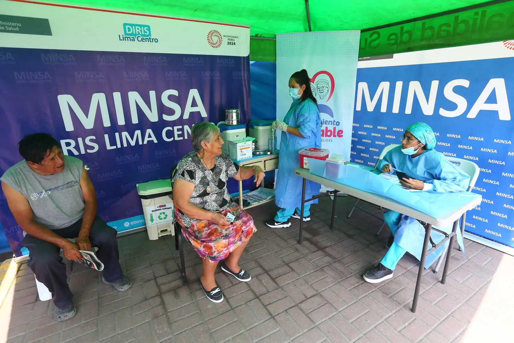 Personal de salud de la Diris Lima Centro, realiza campaña de vacunación con la dosis monovalente adaptada contra la covid-19 en el Centro de Salud Villa Porvenir de Surquillo.
Asimismo, brinda servicios de control de hipertensión arterial, salud bucal y ocular, así como orientación de nutrición a las personas adultas mayores que asisten a los talleres de verano.
Foto: ANDINA/ Eddy Ramos