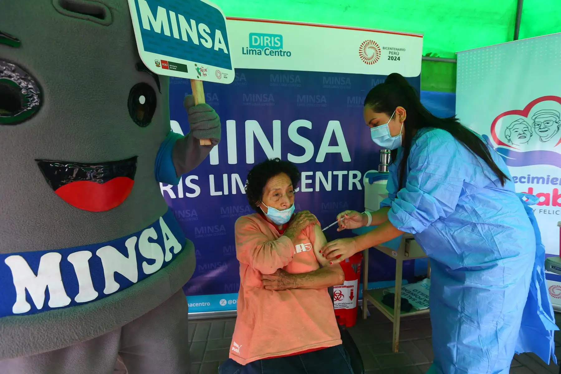 Personal de salud de la Diris Lima Centro, realiza campaña de vacunación con la dosis monovalente adaptada contra la covid-19 en el Centro de Salud Villa Porvenir de Surquillo.
Asimismo, brinda servicios de control de hipertensión arterial, salud bucal y ocular, así como orientación de nutrición a las personas adultas mayores que asisten a los talleres de verano.
Foto: ANDINA/ Eddy Ramos