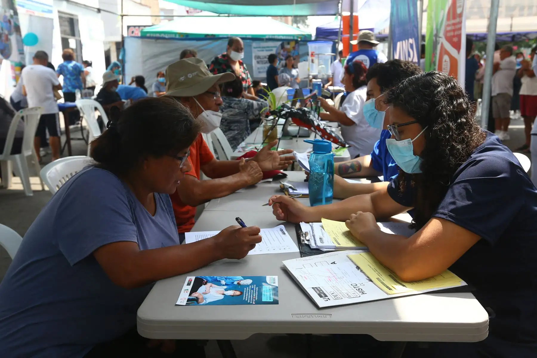 Personal de salud de la Diris Lima Centro, realiza campaña de vacunación con la dosis monovalente adaptada contra la covid-19 en el Centro de Salud Villa Porvenir de Surquillo.
Asimismo, brinda servicios de control de hipertensión arterial, salud bucal y ocular, así como orientación de nutrición a las personas adultas mayores que asisten a los talleres de verano.
Foto: ANDINA/ Eddy Ramos