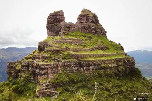 Situado a unos 130 kilómetros al sureste de Machu Picchu, el sitio arqueológico Waqrapukara, cuyo nombre en quechua significa “fortaleza con cuernos”, se ubica a unos 4,100 metros de altura en los Andes cusqueños. Foto: Promperú