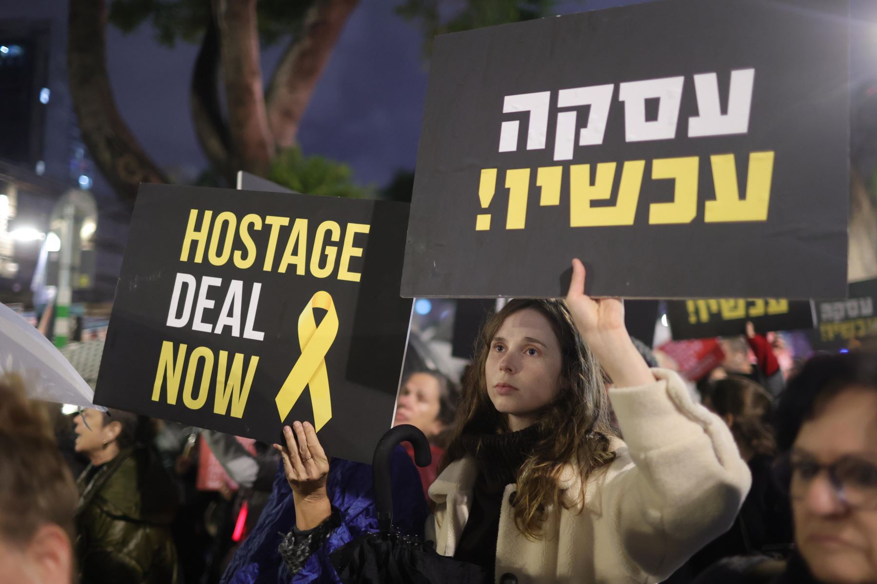 Ciudadanas israelíes participan en una manifestación en Tel Aviv, pidiendo al gobierno de su país que firme un acuerdo para la liberación inmediata de los rehenes en manos de Hamás. Foto: EFE