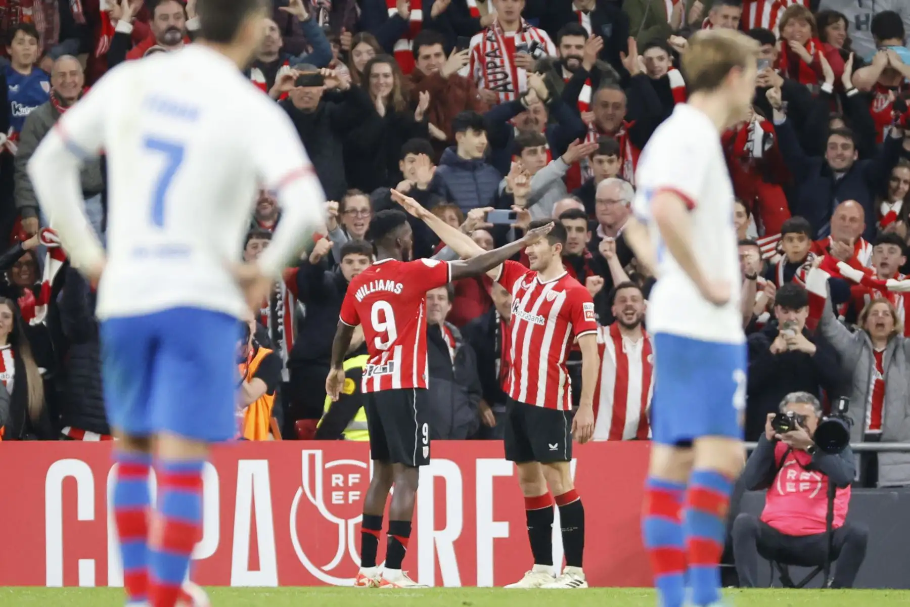 El delantero del Athletic Iñaki Williams celebra su gol, tercero del equipo vasco ante el FC Barcelona, durante el partido de los cuartos de final de la Copa del Rey de fútbol que Athletic Club y FC Barcelona disputan este miércoles en el estadio de San Mamés.
Foto: EFE