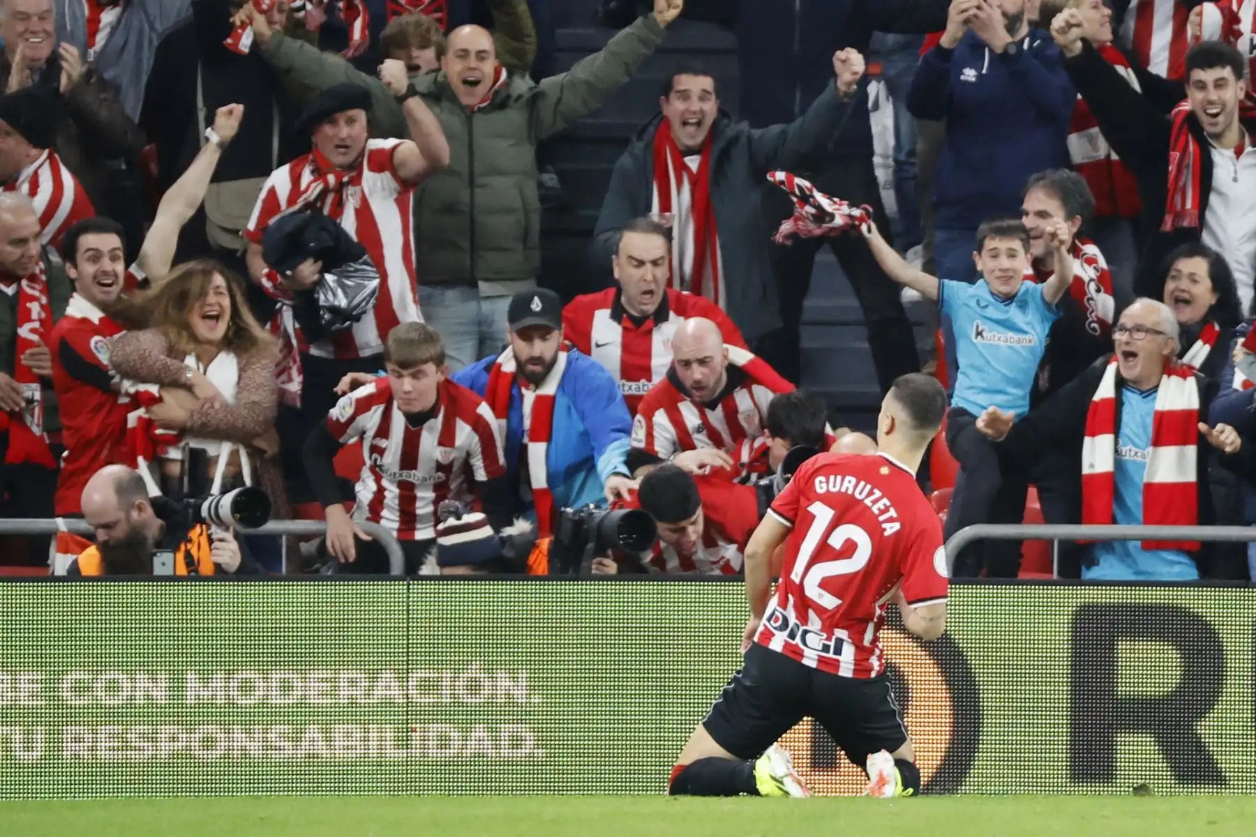 El delantero del Athletic Gorka Guruzeta celebra tras marcar ante el Barcelona, durante el partido de los cuartos de final de la Copa del Rey de fútbol que Athletic Club y FC Barcelona disputan este miércoles en el estadio de San Mamés. 
Foto: EFE