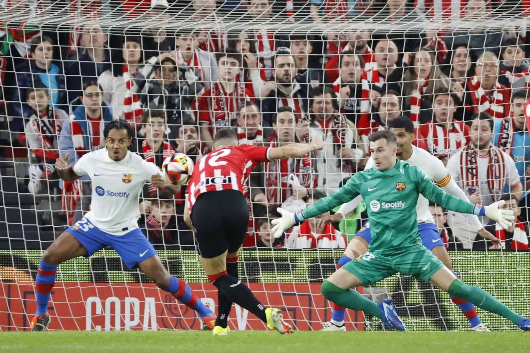 El delantero del Athletic Gorka Guruzeta marca el 1-0 durante el partido de los cuartos de final de la Copa del Rey de fútbol que Athletic Club y FC Barcelona disputan este miércoles en el estadio de San Mamés.
Foto: EFE