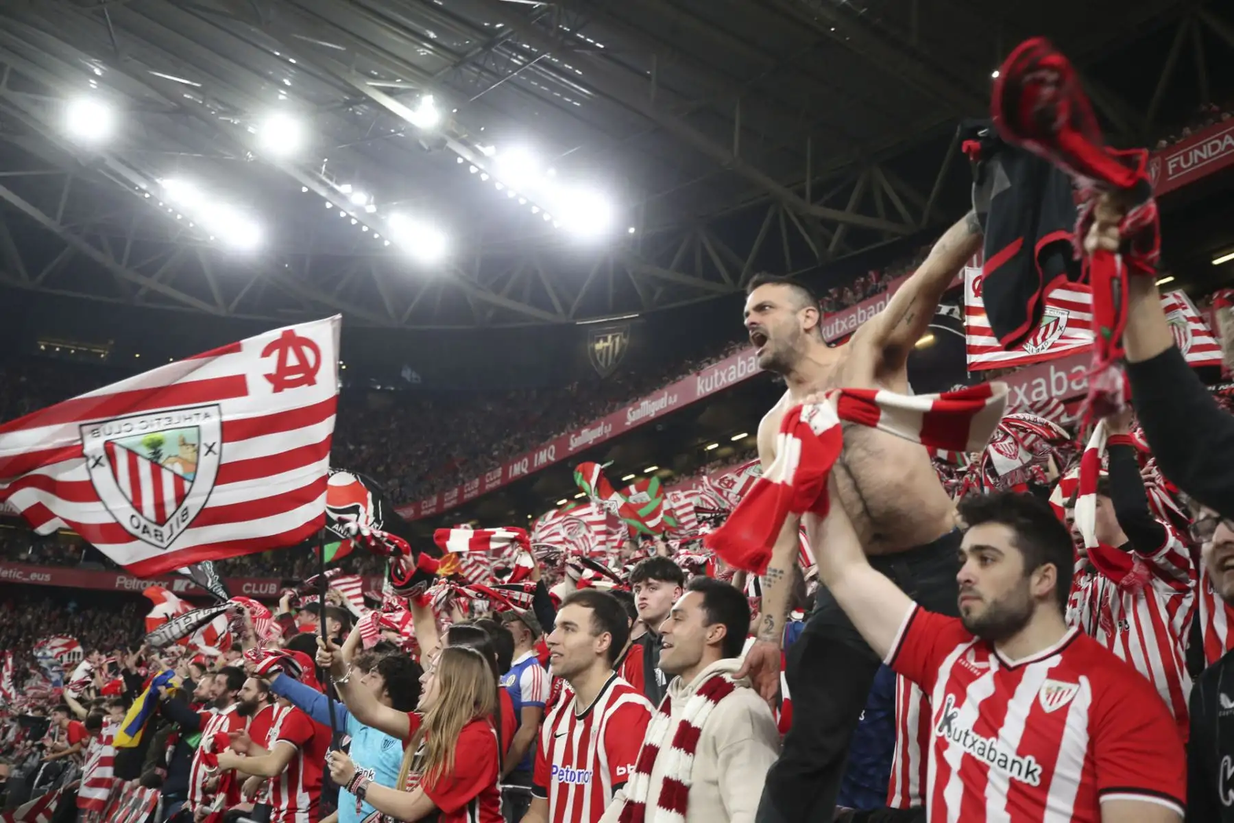 La afición del Athletic durante el partido de los cuartos de final de la Copa del Rey de fútbol que Athletic Club y FC Barcelona disputan este miércoles en el estadio de San Mamés.
Foto: EFE