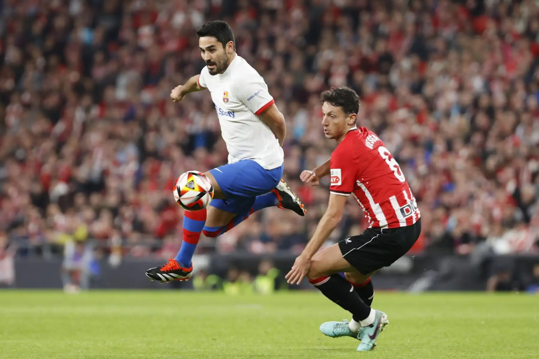 El centrocampista del Athletic Mikel Vesga disputa el balón ante Ilkay Gündogan, centrocampista alemán del Barcelona, durante el partido de los cuartos de final de la Copa del Rey de fútbol que Athletic Club y FC Barcelona disputan este miércoles en el estadio de San Mamés.
Foto: EFE