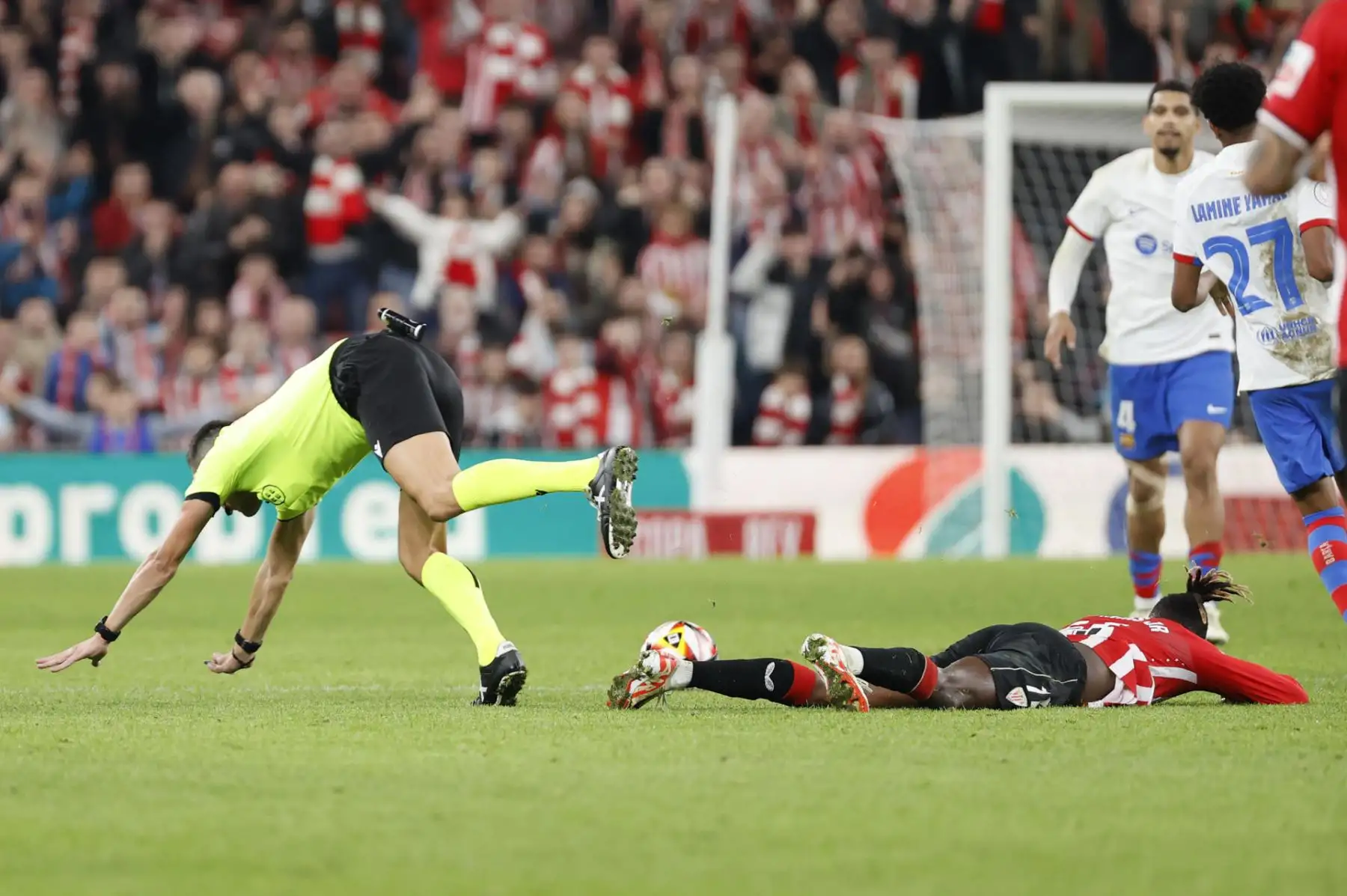 El árbitro Sánchez Martínez cae ante Nico Williams durante el partido de los cuartos de final de la Copa del Rey de fútbol que Athletic Club y FC Barcelona disputan este miércoles en el estadio de San Mamés.
Foto: EFE
