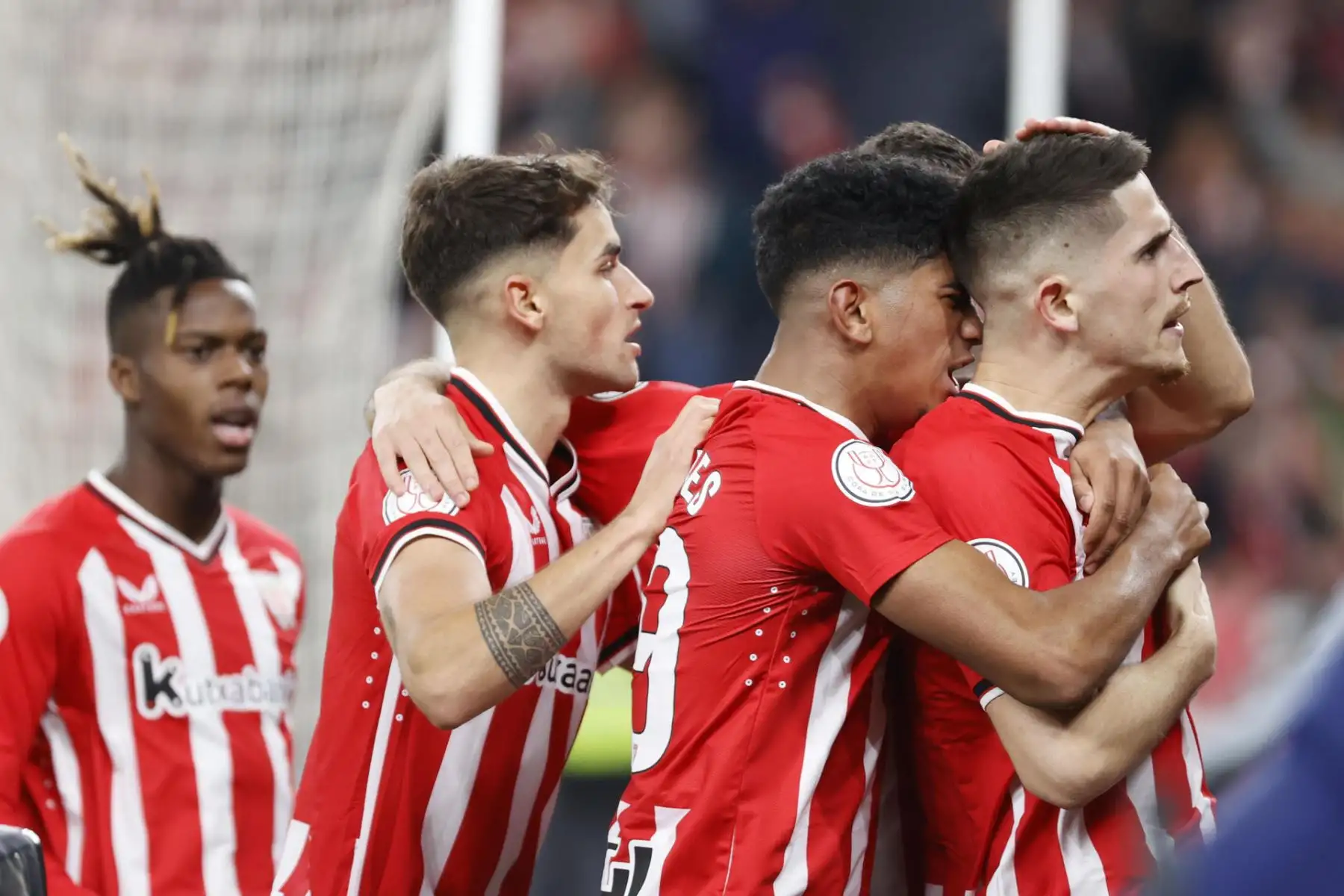 El centrocampista del Athletic Ohian Sancet celebra con sus compañeros tras marcar el segundo gol ante el Barcelona, durante el partido de los cuartos de final de la Copa del Rey de fútbol que Athletic Club y FC Barcelona disputan este miércoles en el estadio de San Mamés.
Foto: EFE