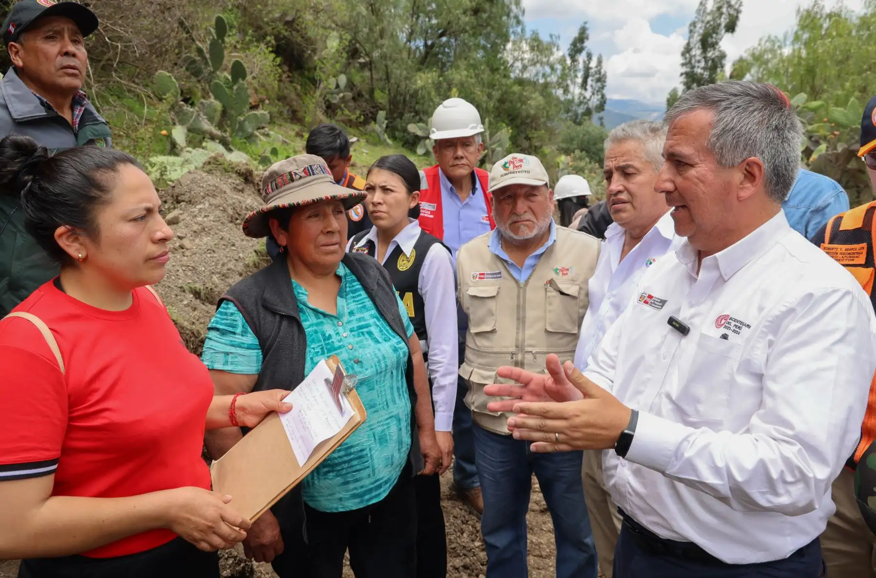 Como parte de las acciones que viene realizando el Ministerio de Transportes y Comunicaciones (MTC) para mitigar los daños  ocasionados por las intensas lluvias en la Red Vial Nacional, el titular del sector, Raúl Pérez Reyes, inspeccionó el Corredor Interoceánico Sur, en el tramo de Chalhuanca, km 341, en la provincia de Aymaraes, región Apurímac, que fue afectado por el río Chalhuanca, y coordinó acciones con las autoridades locales para atender la emergencia y restablecer en el menor tiempo el tránsito en dicho sector.
Foto: ANDINA/MTC