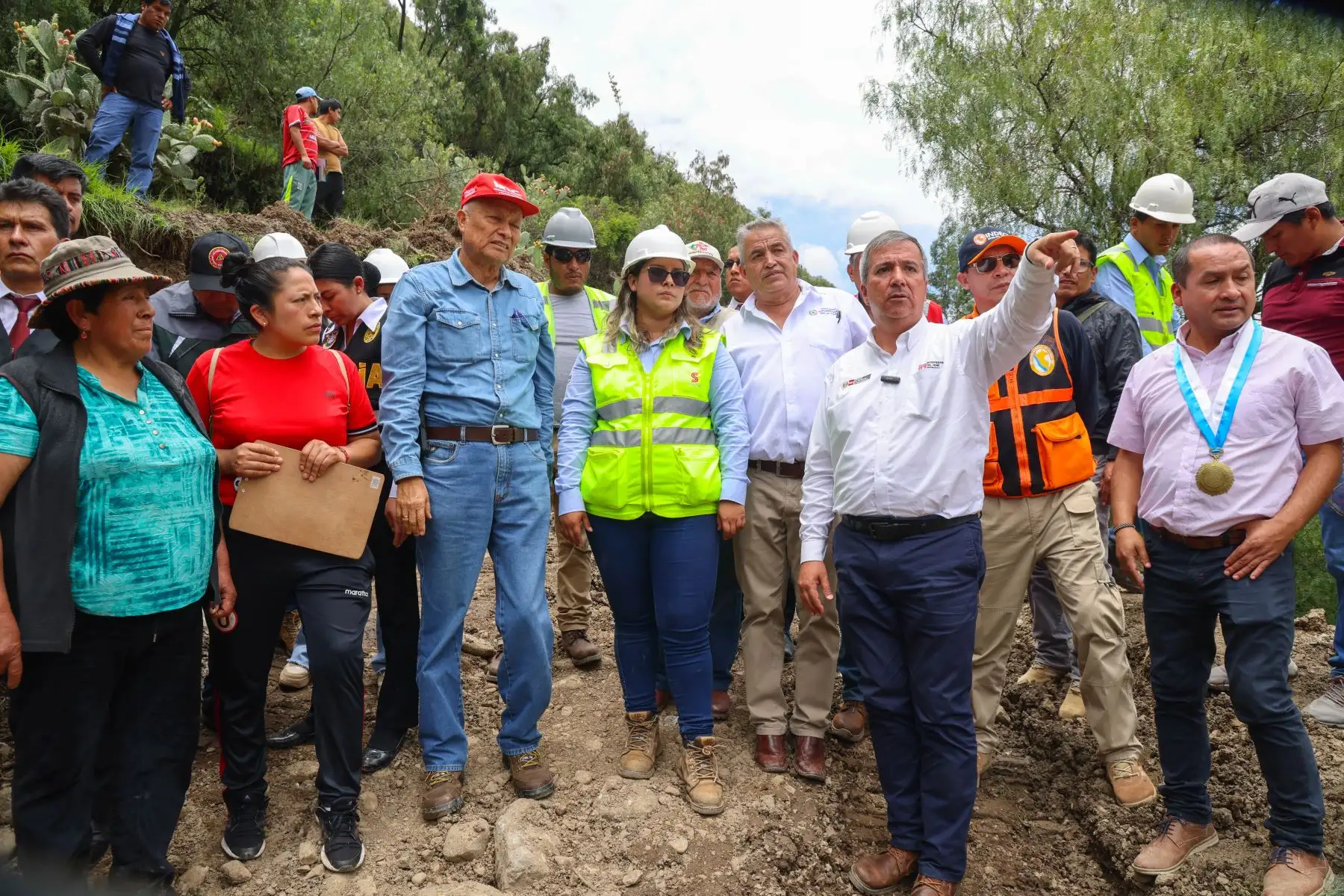 Como parte de las acciones que viene realizando el Ministerio de Transportes y Comunicaciones (MTC) para mitigar los daños  ocasionados por las intensas lluvias en la Red Vial Nacional, el titular del sector, Raúl Pérez Reyes, inspeccionó el Corredor Interoceánico Sur, en el tramo de Chalhuanca, km 341, en la provincia de Aymaraes, región Apurímac, que fue afectado por el río Chalhuanca, y coordinó acciones con las autoridades locales para atender la emergencia y restablecer en el menor tiempo el tránsito en dicho sector.
Foto: ANDINA/MTC