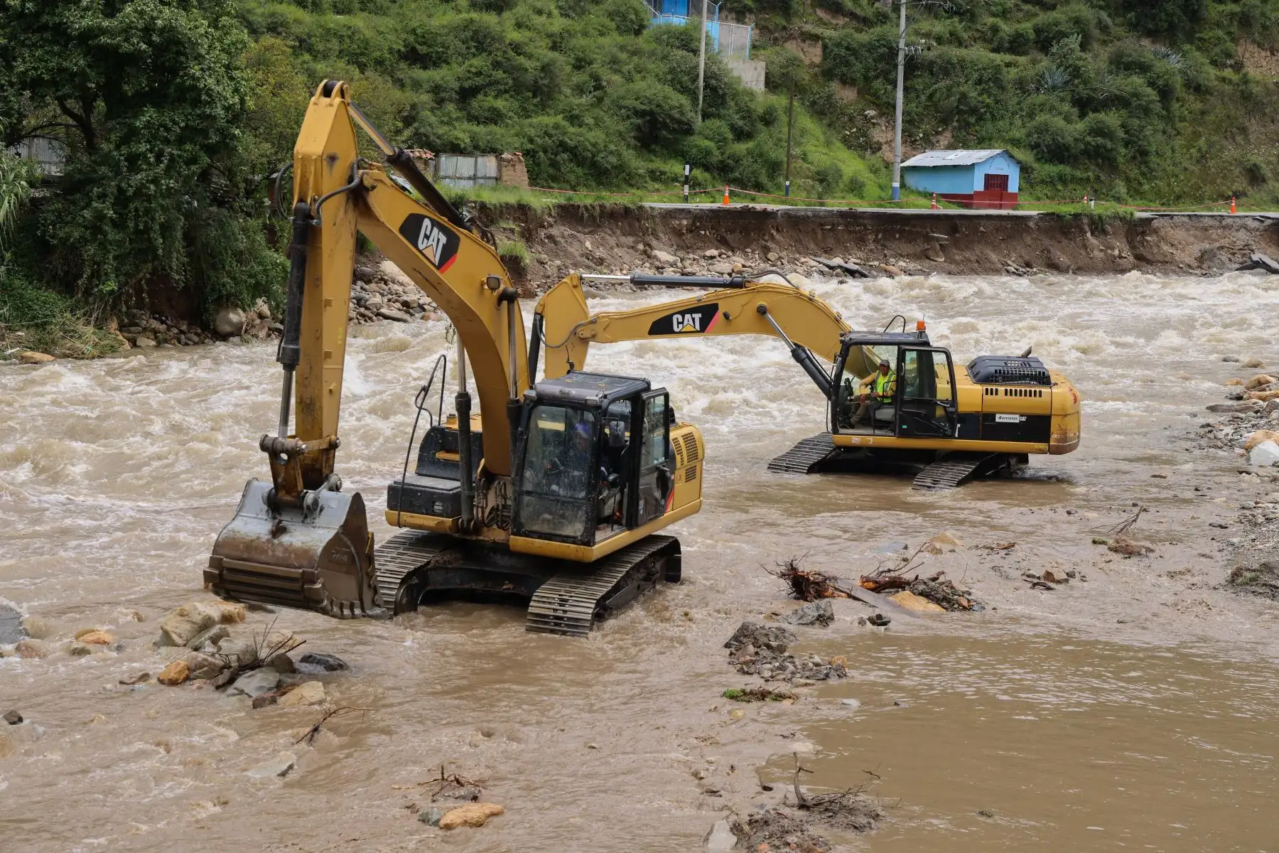 Desde la vía afectada, el titular del MTC anunció que se enviará más maquinaría a la zona para limpiar y ensanchar el cauce del río; así como realizar los trabajos para recuperar el carril de la carretera destruido por la corriente. “Por un tema de seguridad, por ahora solo pueden pasar los vehículos ligeros y, posteriormente, lo harán los vehículos pesados. Es importante conocer la estrategia de trabajo que se realizará para ensanchar el cauce y colocar rocas para evitar más daños”, sostuvo.
Foto: ANDINA/MTC