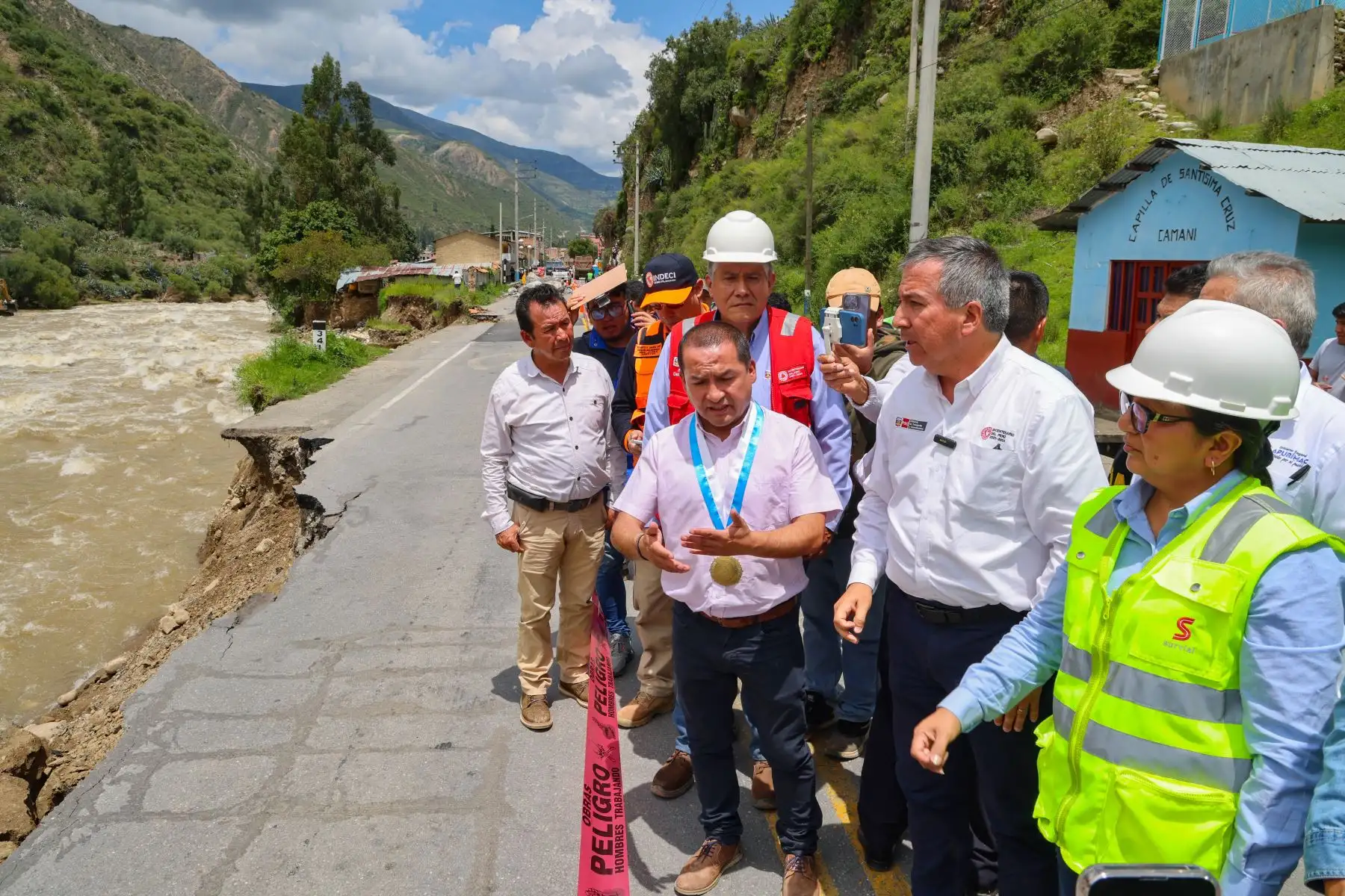 Pérez Reyes también coordinó con las autoridades locales y el concesionario para brindar el soporte necesario y resolver el problema lo más pronto posible. Ante el pedido de la ciudadanía que se declare en emergencia la zona, el ministro dijo que impulsará, mediante la solicitud del Gobierno Regional de Apurímac, ante el Gobierno Central, el presupuesto necesario para que se realice la defensa ribereña en las riberas de los ríos Chalhuanca y Anccoccallu. 
 Foto: ANDINA/MTC