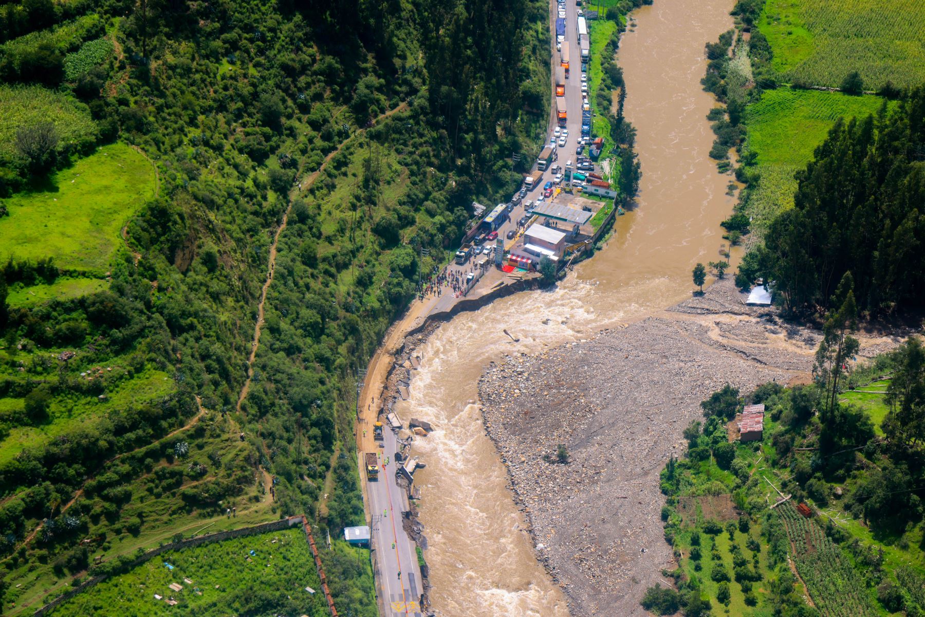 El titular del MTC anunció que se enviará más maquinaría a la zona para limpiar y ensanchar el cauce del río; así como ejecutar trabajos para recuperar el carril de la carretera destruido por la corriente. Foto: ANDINA/MTC