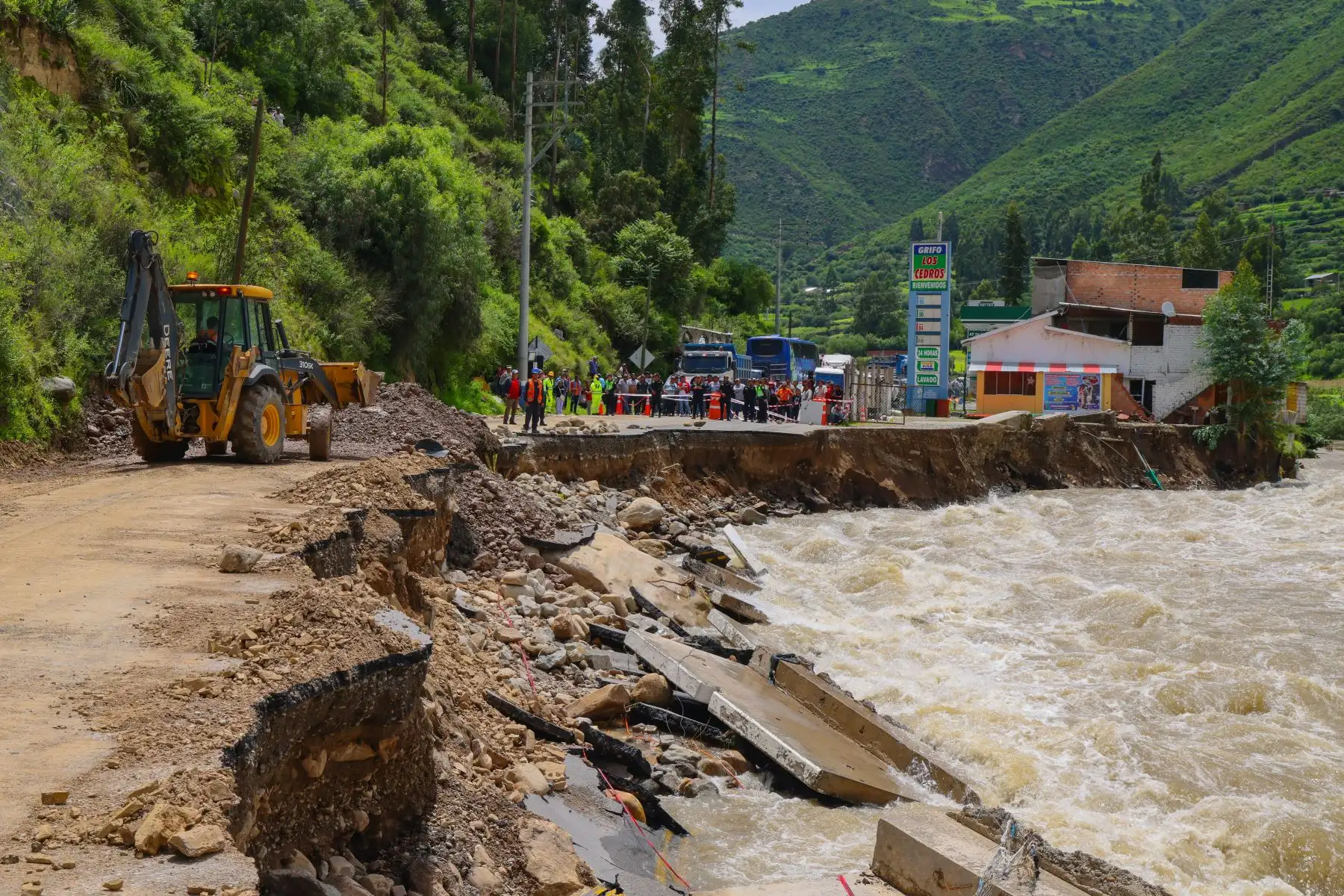 Como parte de las acciones que viene realizando el Ministerio de Transportes y Comunicaciones (MTC) para mitigar los daños  ocasionados por las intensas lluvias en la Red Vial Nacional, el titular del sector, Raúl Pérez Reyes, inspeccionó el Corredor Interoceánico Sur, en el tramo de Chalhuanca, km 341, en la provincia de Aymaraes, región Apurímac, que fue afectado por el río Chalhuanca, y coordinó acciones con las autoridades locales para atender la emergencia y restablecer en el menor tiempo el tránsito en dicho sector.
Foto: ANDINA/MTC