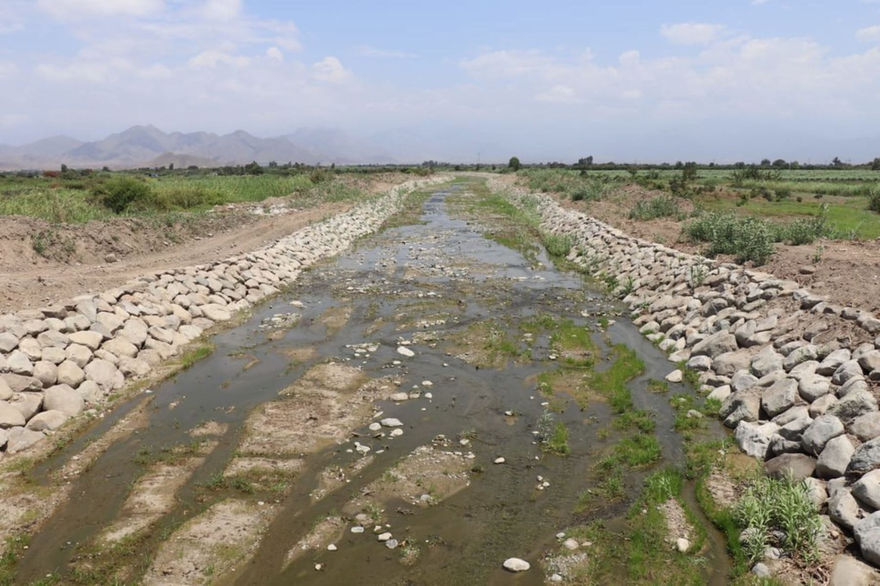 Enrocado por el Midagri a ambos márgenes del río Humanzaña en el distrito de Chao, región La Libertad. Foto: Cortesía.