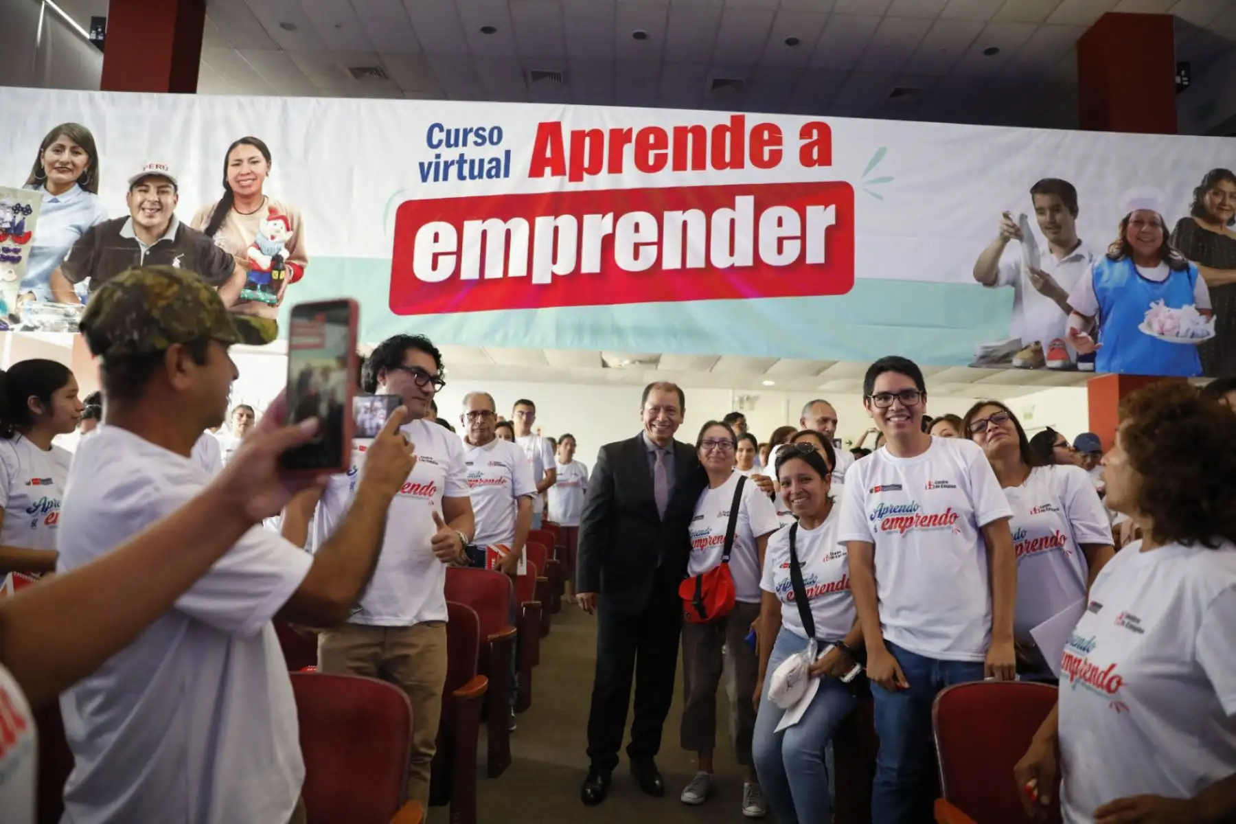 El ministro de Trabajo y Promoción del Empleo, Daniel Maurate, participó de la clase inaugural del I curso Aprende a Emprender, dirigido a emprendedores, que consta de 24 sesiones y es totalmente virtual. Durante la inauguración el titular del MTPE hizo un llamado a los millones de peruanos que laboran en la informalidad a que participen en los programas de emprendimiento que dicta el portafolio a su cargo, a fin de resolver los problemas de pobreza y pobreza extrema que tiene el país.
Foto: ANDINA/MTPE
