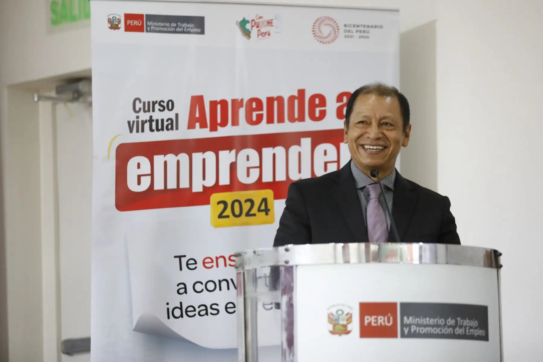 El ministro de Trabajo y Promoción del Empleo, Daniel Maurate, participó de la clase inaugural del I curso Aprende a Emprender, dirigido a emprendedores, que consta de 24 sesiones y es totalmente virtual. Durante la inauguración el titular del MTPE hizo un llamado a los millones de peruanos que laboran en la informalidad a que participen en los programas de emprendimiento que dicta el portafolio a su cargo, a fin de resolver los problemas de pobreza y pobreza extrema que tiene el país.
Foto: ANDINA/MTPE