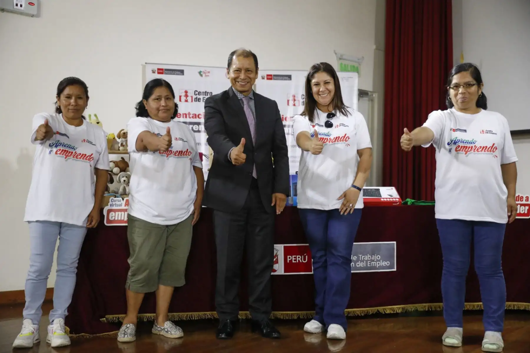 El ministro de Trabajo y Promoción del Empleo, Daniel Maurate, participó de la clase inaugural del I curso Aprende a Emprender, dirigido a emprendedores, que consta de 24 sesiones y es totalmente virtual. Durante la inauguración el titular del MTPE hizo un llamado a los millones de peruanos que laboran en la informalidad a que participen en los programas de emprendimiento que dicta el portafolio a su cargo, a fin de resolver los problemas de pobreza y pobreza extrema que tiene el país.
Foto: ANDINA/MTPE
