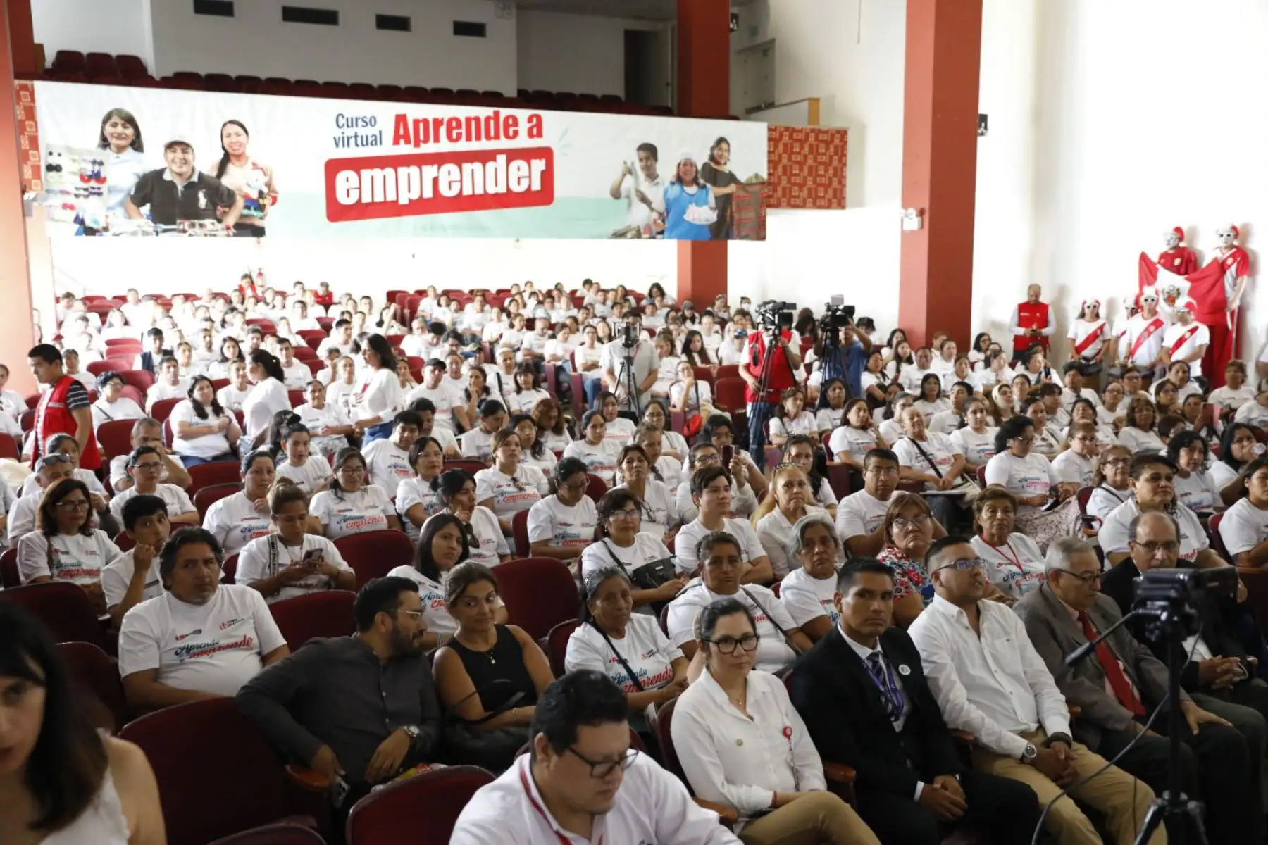 El ministro de Trabajo y Promoción del Empleo, Daniel Maurate, participó de la clase inaugural del I curso Aprende a Emprender, dirigido a emprendedores, que consta de 24 sesiones y es totalmente virtual. Durante la inauguración el titular del MTPE hizo un llamado a los millones de peruanos que laboran en la informalidad a que participen en los programas de emprendimiento que dicta el portafolio a su cargo, a fin de resolver los problemas de pobreza y pobreza extrema que tiene el país.
Foto: ANDINA/MTPE