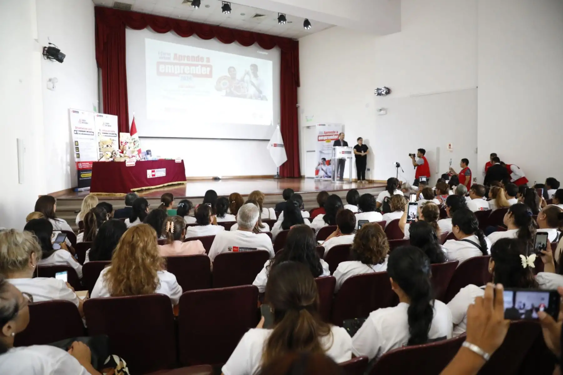 El ministro de Trabajo y Promoción del Empleo, Daniel Maurate, participó de la clase inaugural del I curso Aprende a Emprender, dirigido a emprendedores, que consta de 24 sesiones y es totalmente virtual. Durante la inauguración el titular del MTPE hizo un llamado a los millones de peruanos que laboran en la informalidad a que participen en los programas de emprendimiento que dicta el portafolio a su cargo, a fin de resolver los problemas de pobreza y pobreza extrema que tiene el país.
Foto: ANDINA/MTPE