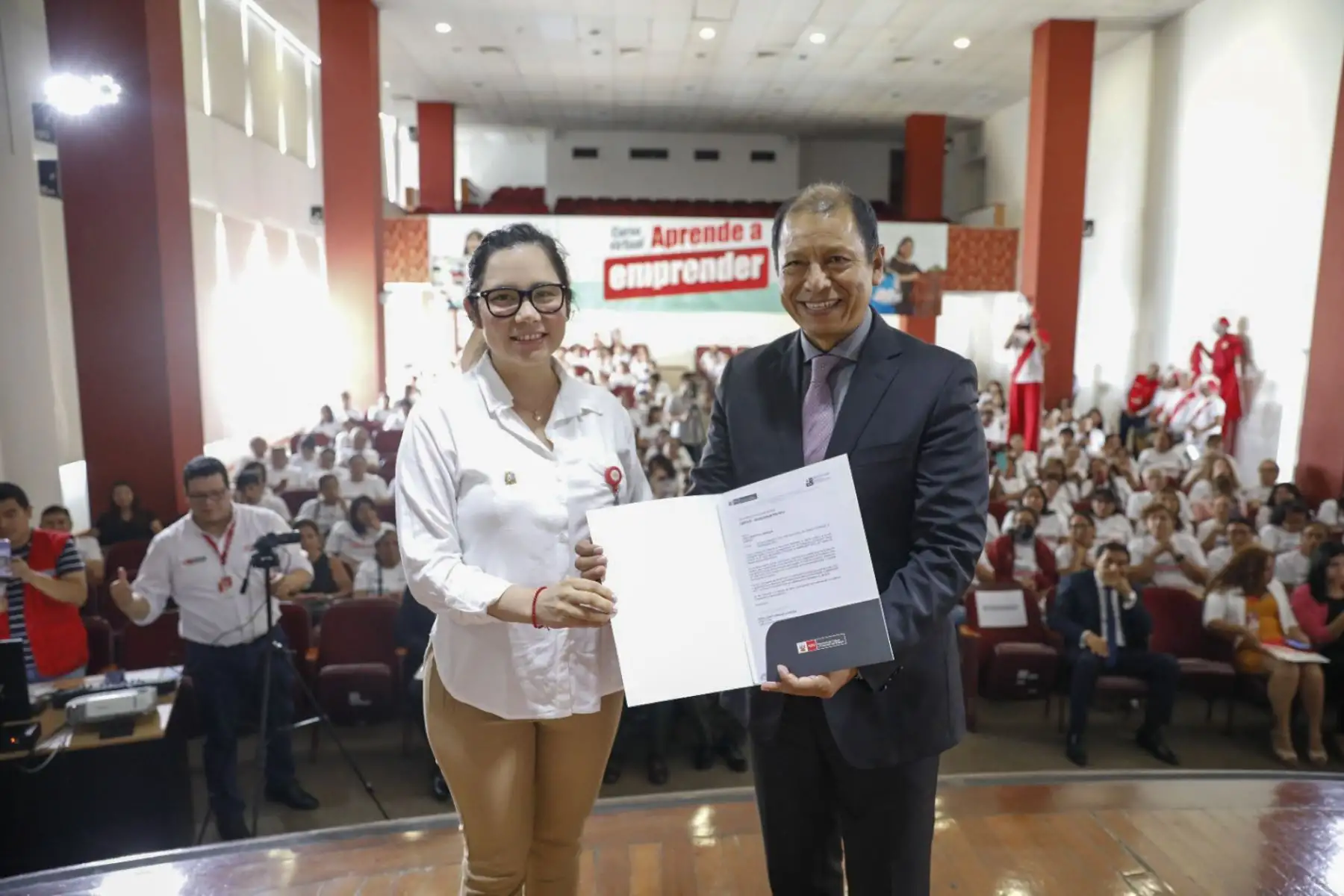 El ministro de Trabajo y Promoción del Empleo, Daniel Maurate, participó de la clase inaugural del I curso Aprende a Emprender, dirigido a emprendedores, que consta de 24 sesiones y es totalmente virtual. Durante la inauguración el titular del MTPE hizo un llamado a los millones de peruanos que laboran en la informalidad a que participen en los programas de emprendimiento que dicta el portafolio a su cargo, a fin de resolver los problemas de pobreza y pobreza extrema que tiene el país.
Foto: ANDINA/MTPE