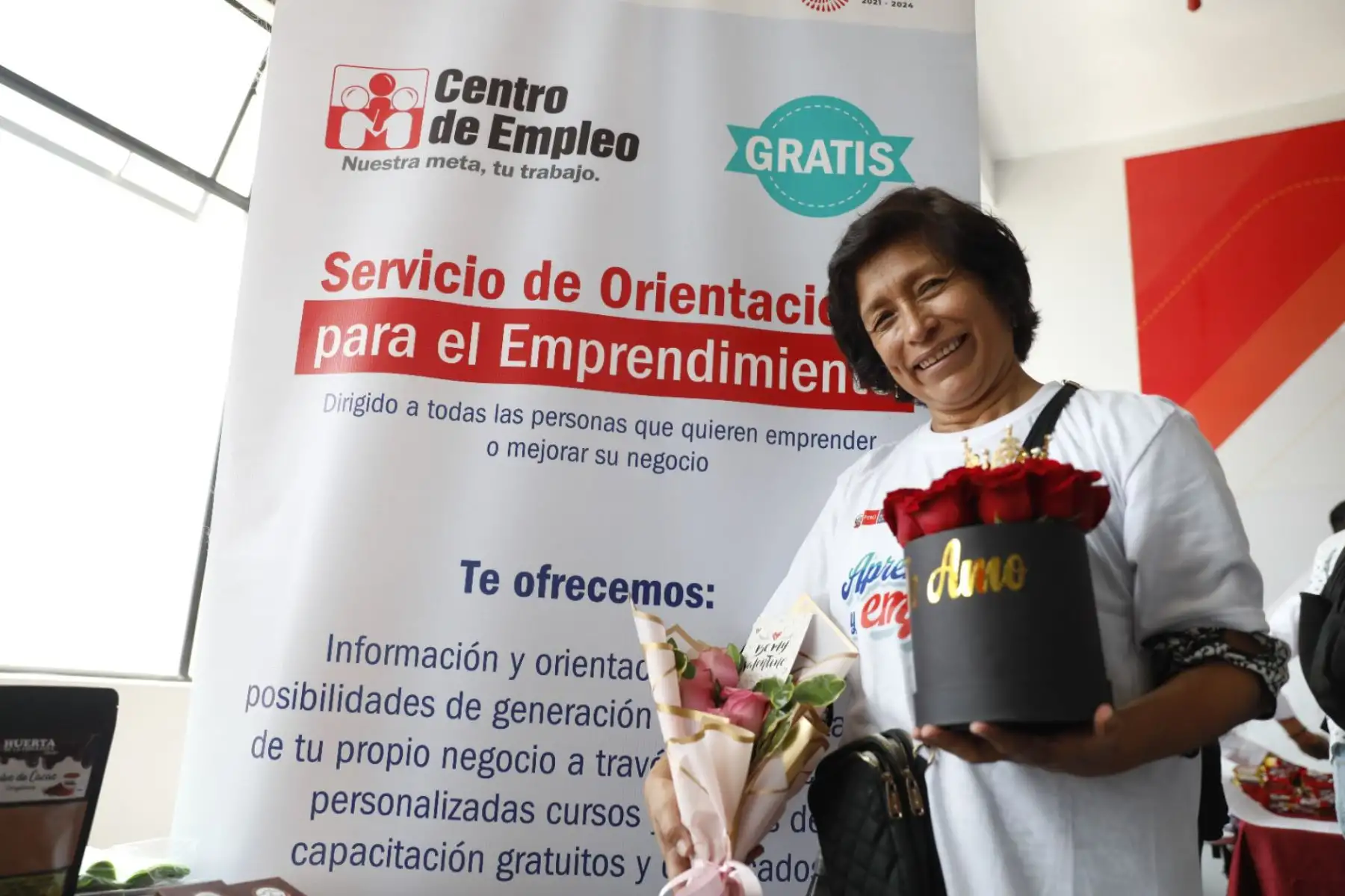 El ministro de Trabajo y Promoción del Empleo, Daniel Maurate, participó de la clase inaugural del I curso Aprende a Emprender, dirigido a emprendedores, que consta de 24 sesiones y es totalmente virtual. Durante la inauguración el titular del MTPE hizo un llamado a los millones de peruanos que laboran en la informalidad a que participen en los programas de emprendimiento que dicta el portafolio a su cargo, a fin de resolver los problemas de pobreza y pobreza extrema que tiene el país.
Foto: ANDINA/MTPE