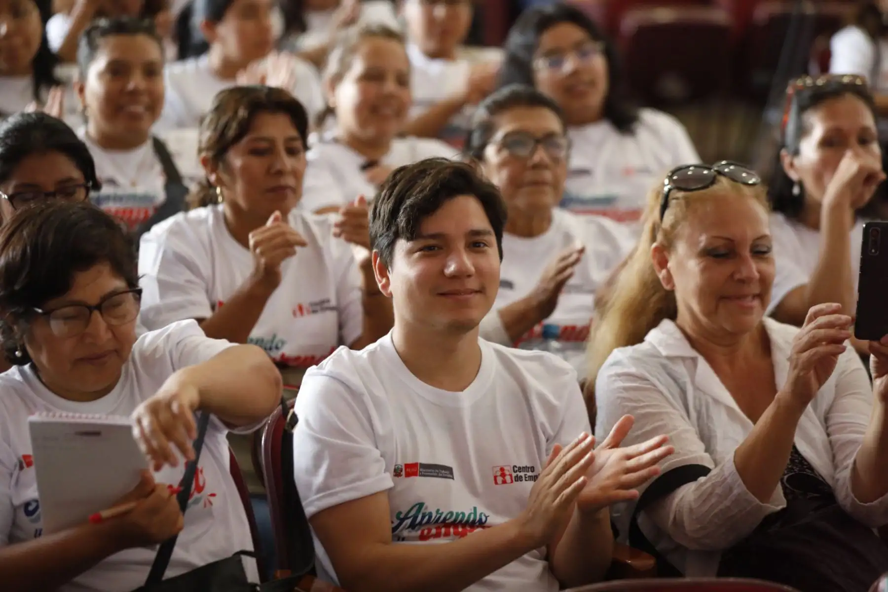 El ministro de Trabajo y Promoción del Empleo, Daniel Maurate, participó de la clase inaugural del I curso Aprende a Emprender, dirigido a emprendedores, que consta de 24 sesiones y es totalmente virtual. Durante la inauguración el titular del MTPE hizo un llamado a los millones de peruanos que laboran en la informalidad a que participen en los programas de emprendimiento que dicta el portafolio a su cargo, a fin de resolver los problemas de pobreza y pobreza extrema que tiene el país.
Foto: ANDINA/MTPE