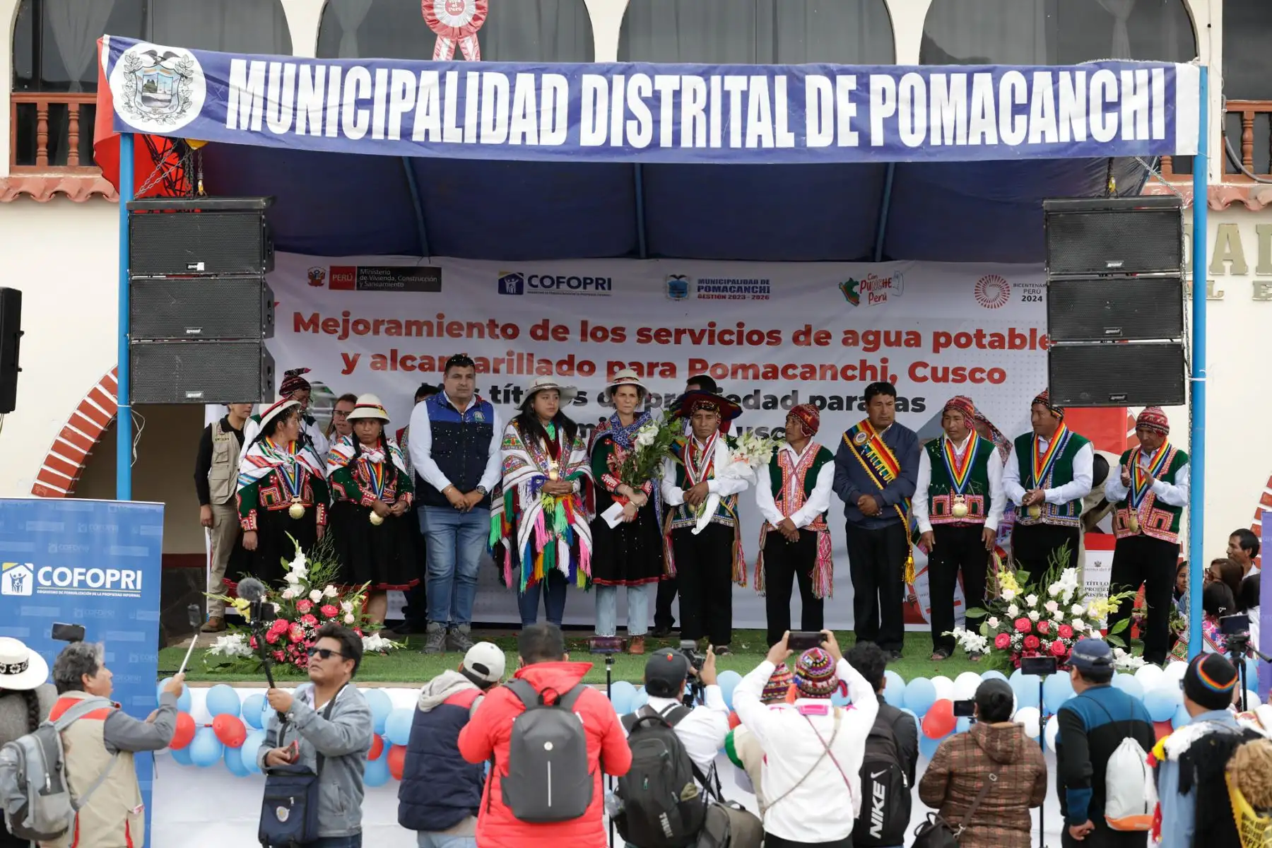 La ministra de Vivienda, Construcción y Saneamiento, Hania Pérez de Cuéllar, llegó a la región Cusco, donde participó, junto con el alcalde distrital de Pomacanchi, Feliciano Fuentes, en la colocación de la primera piedra de la obra de agua potable y alcantarillado para esta jurisdicción de la provincia de Acomayo y también entregó más de 400 títulos de propiedad a familias e instituciones públicas de la provincia de Acomayo.
Foto: ANDINA/MVCS