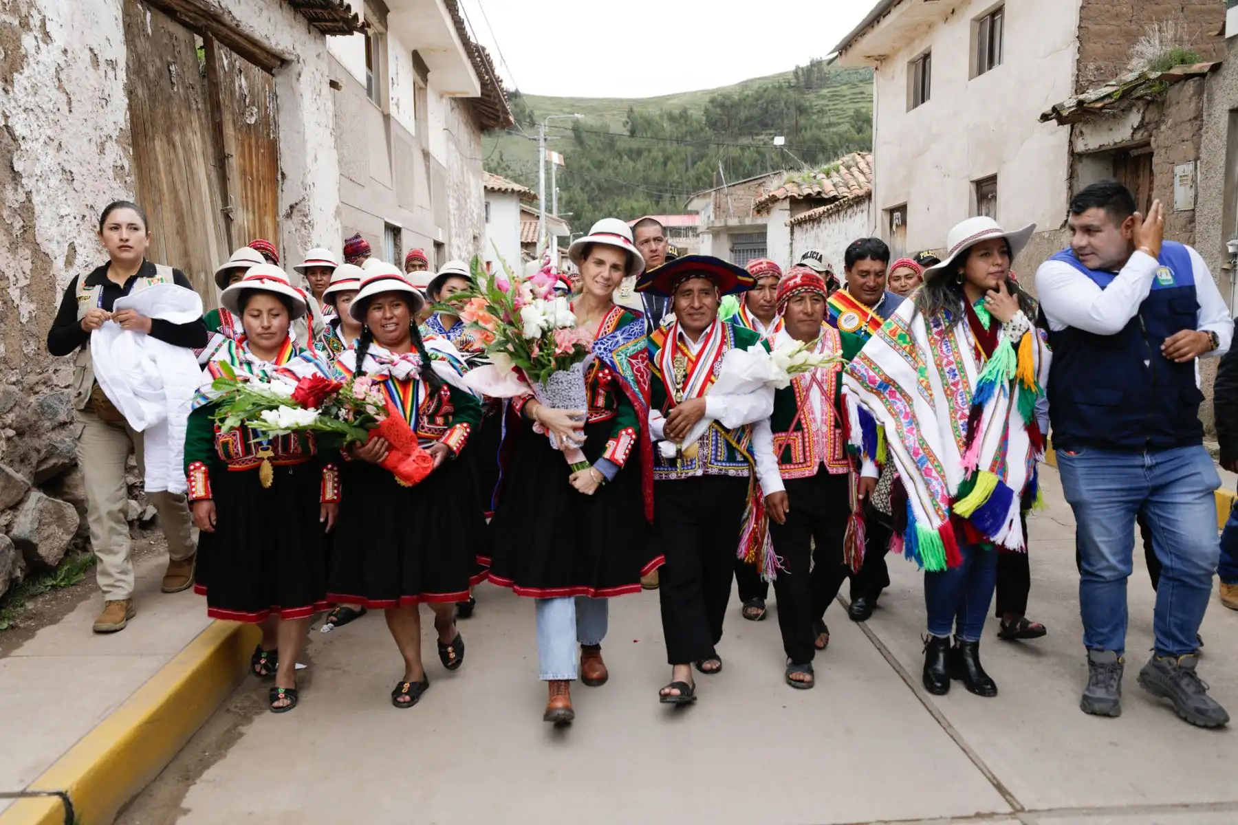 La ministra de Vivienda, Construcción y Saneamiento, Hania Pérez de Cuéllar, llegó a la región Cusco, donde participó, junto con el alcalde distrital de Pomacanchi, Feliciano Fuentes, en la colocación de la primera piedra de la obra de agua potable y alcantarillado para esta jurisdicción de la provincia de Acomayo y también entregó más de 400 títulos de propiedad a familias e instituciones públicas de la provincia de Acomayo.
Foto: ANDINA/MVCS