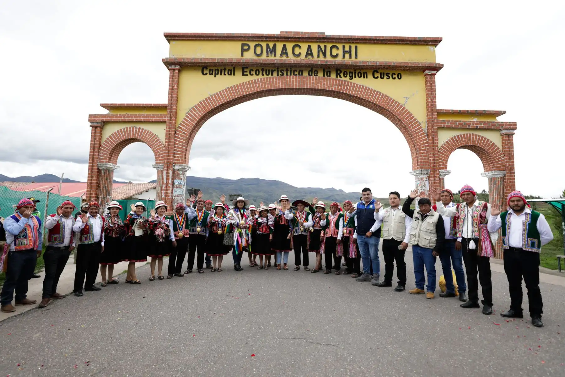 La ministra de Vivienda, Construcción y Saneamiento, Hania Pérez de Cuéllar, llegó a la región Cusco, donde participó, junto con el alcalde distrital de Pomacanchi, Feliciano Fuentes, en la colocación de la primera piedra de la obra de agua potable y alcantarillado para esta jurisdicción de la provincia de Acomayo y también entregó más de 400 títulos de propiedad a familias e instituciones públicas de la provincia de Acomayo.
Foto: ANDINA/MVCS